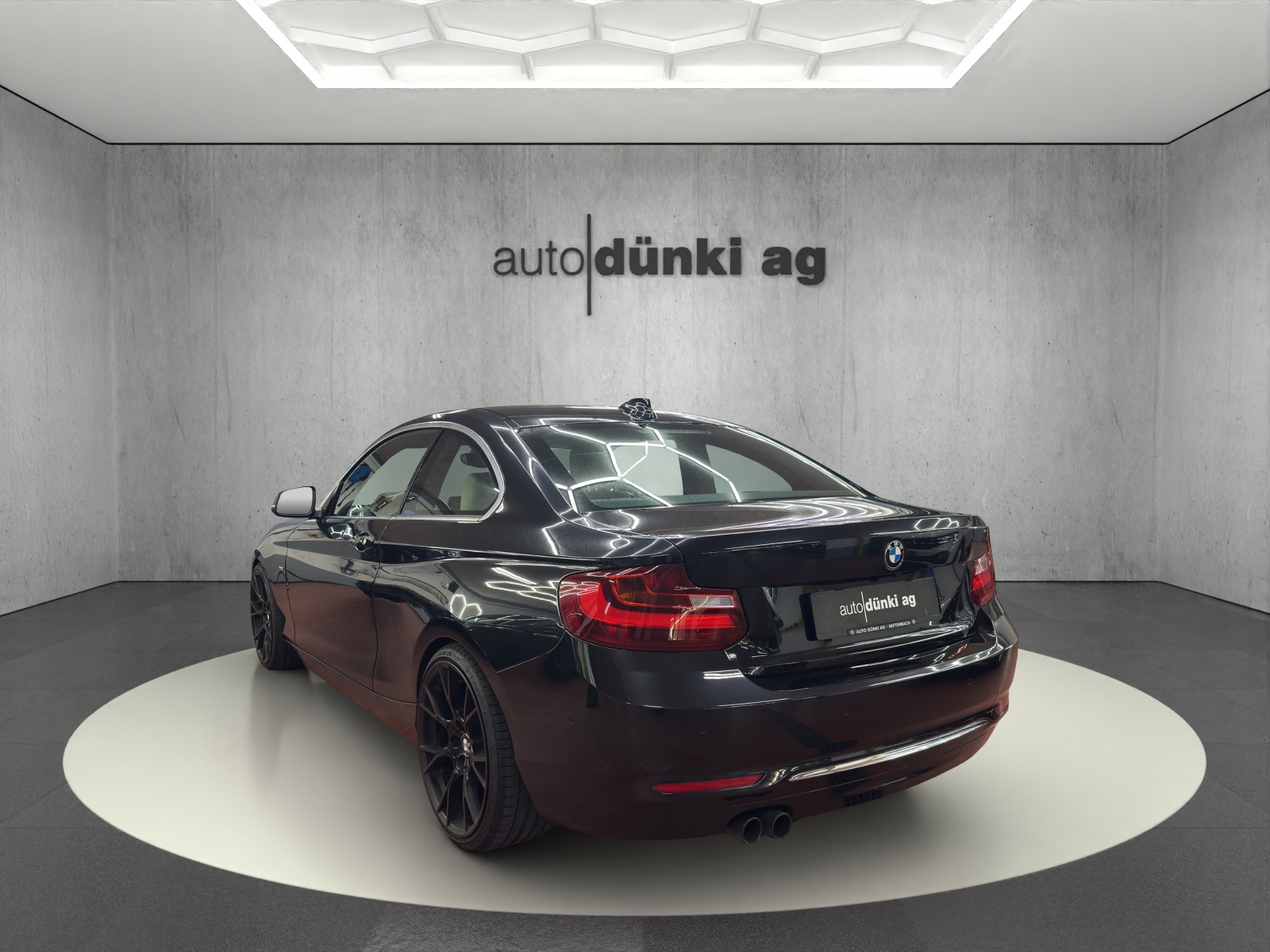 BMW 220i Luxury Line Steptronic-image-2