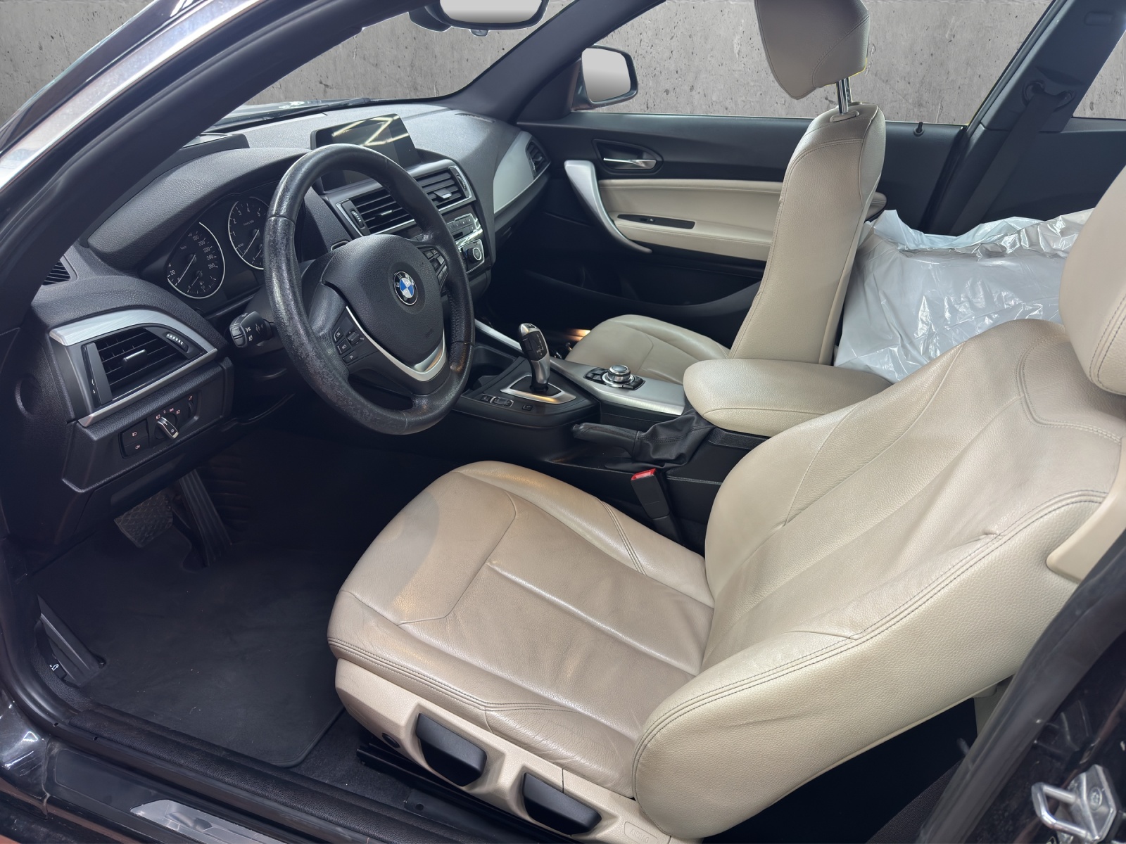 BMW 220i Luxury Line Steptronic-image-6