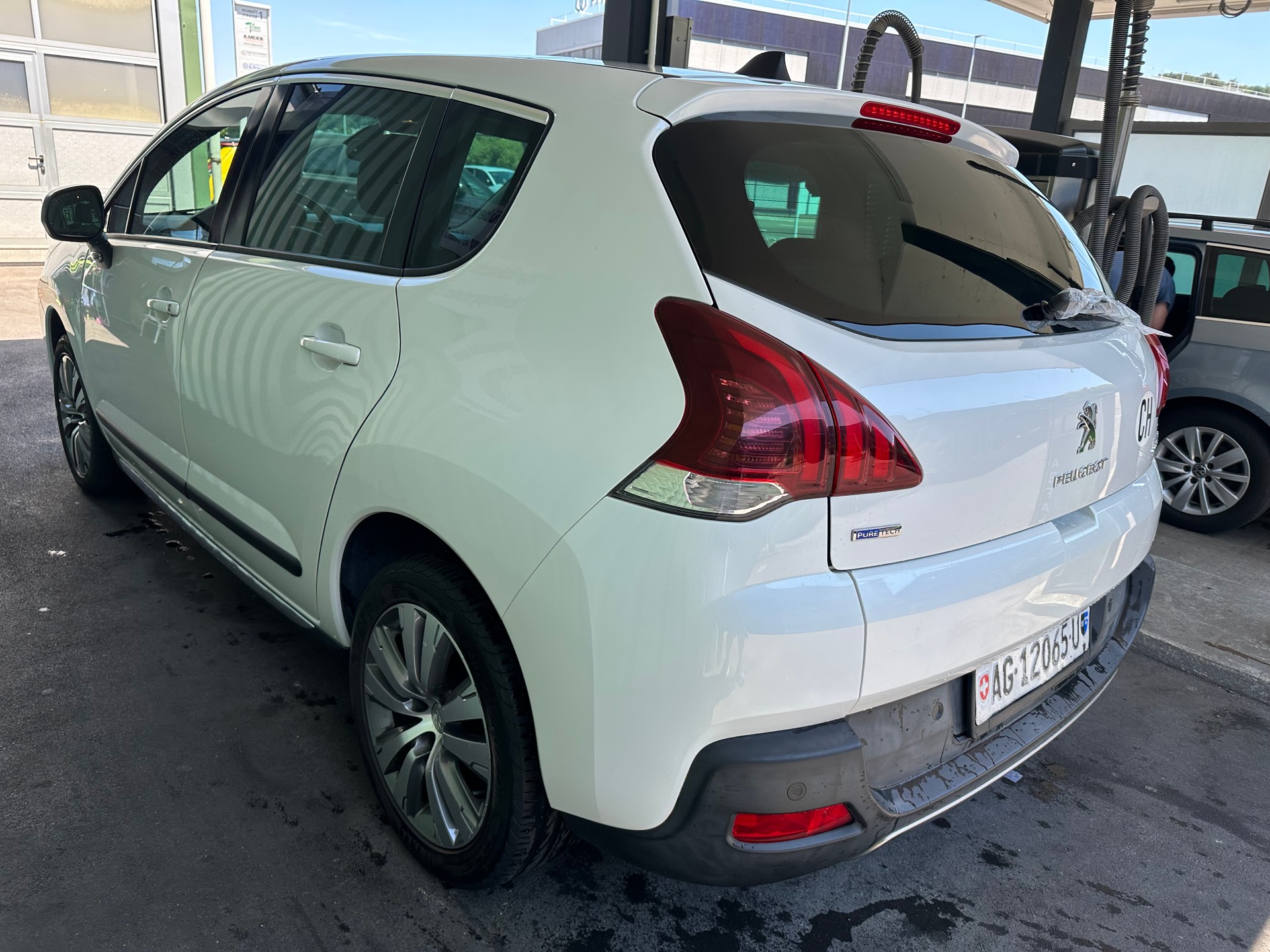 PEUGEOT 3008 1.2 Pure Tech Business Line-image-4