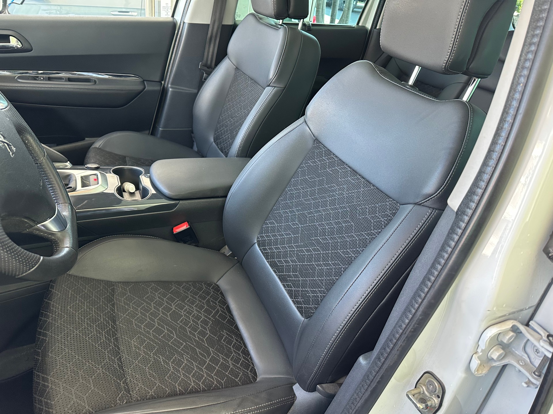 PEUGEOT 3008 1.2 Pure Tech Business Line-image-7