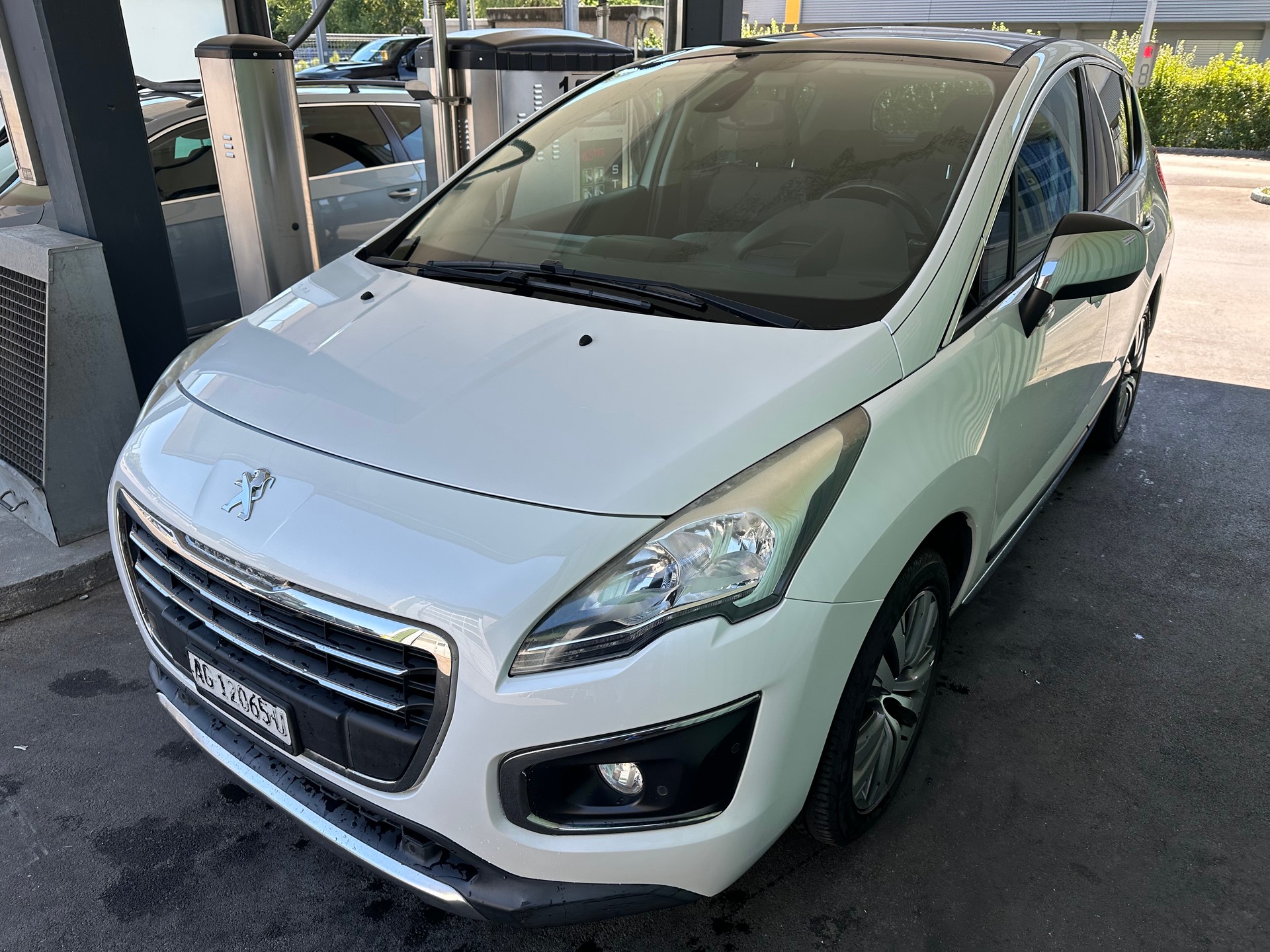 PEUGEOT 3008 1.2 Pure Tech Business Line-image-1