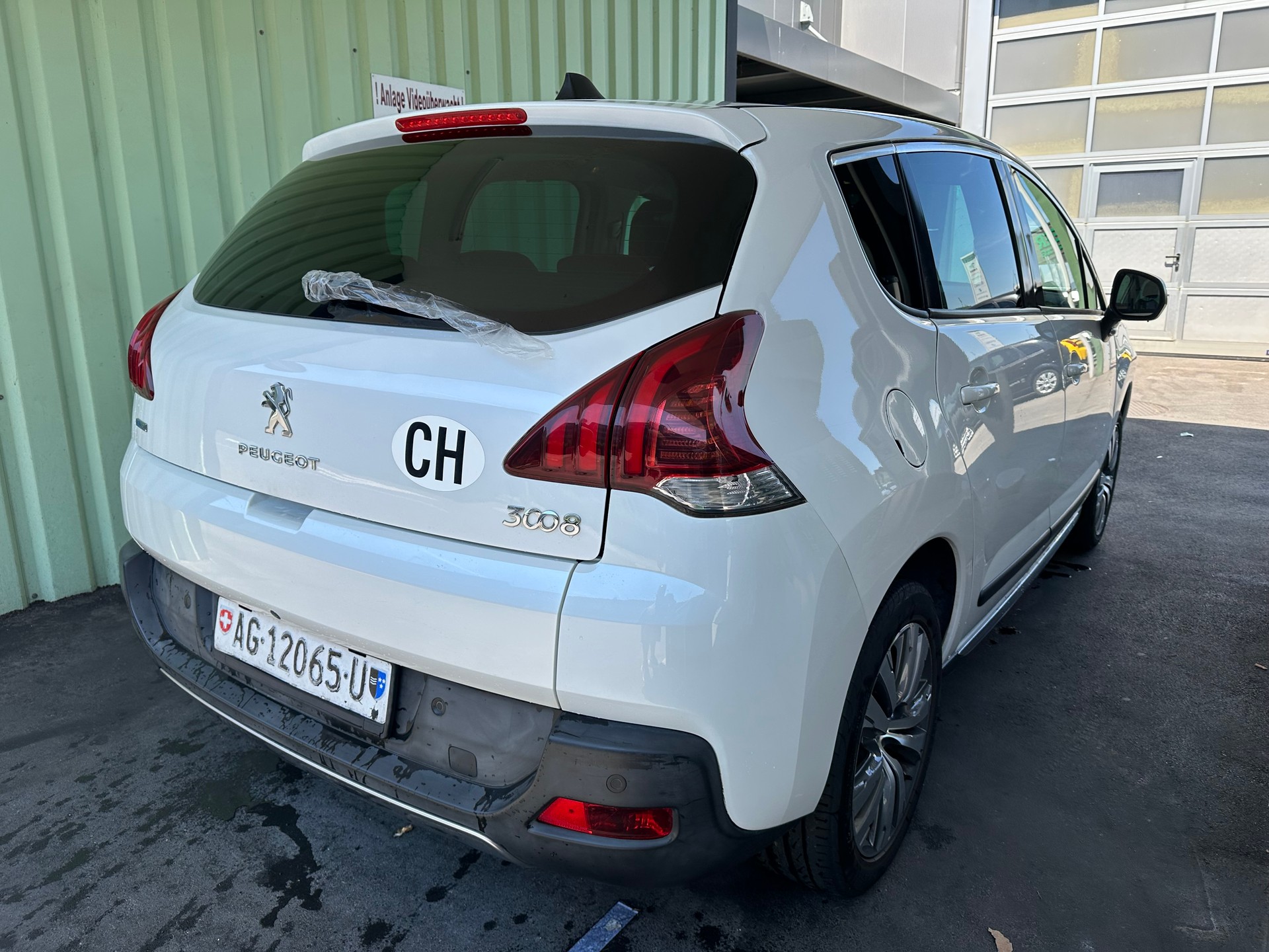 PEUGEOT 3008 1.2 Pure Tech Business Line-image-3