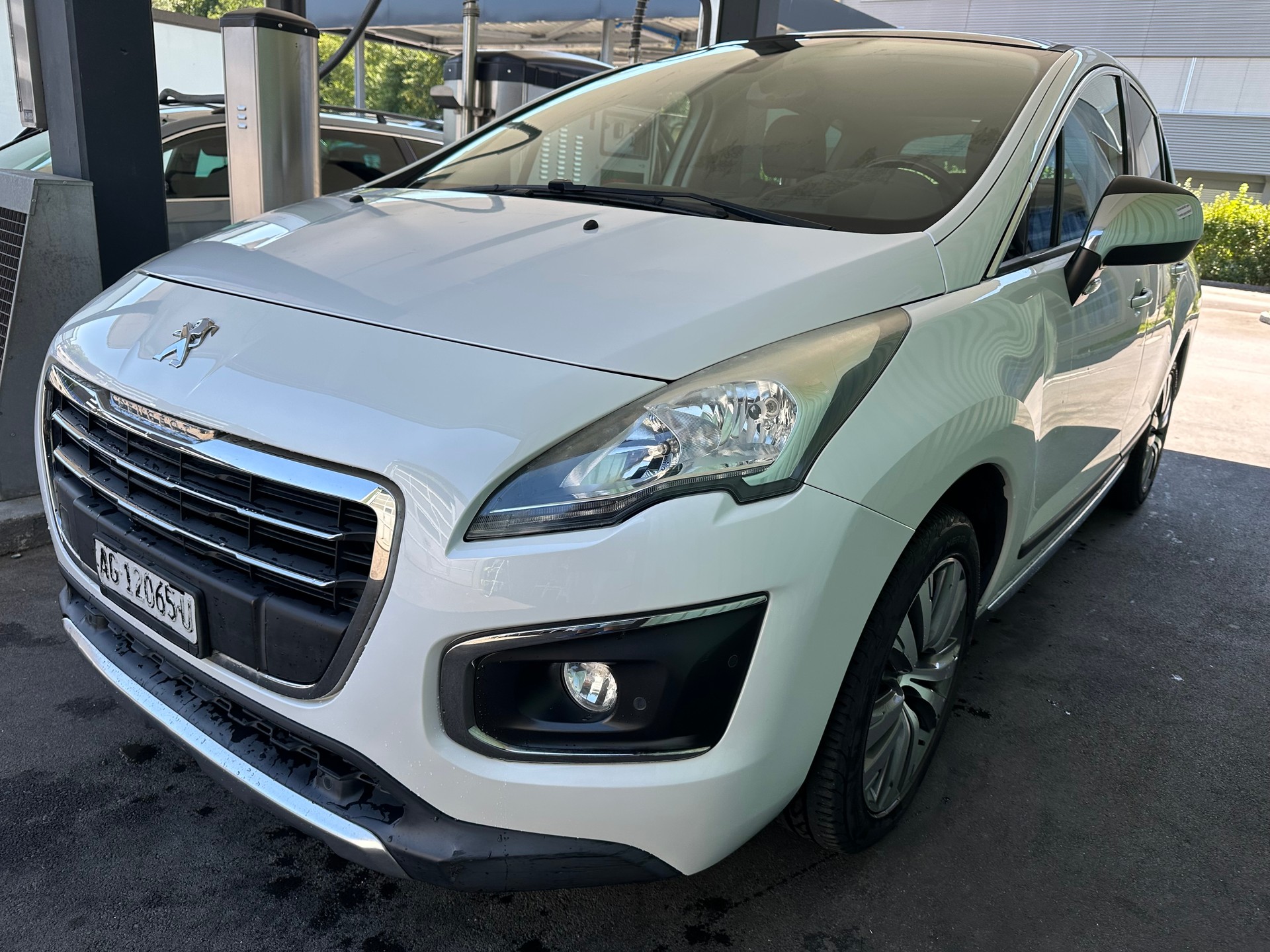PEUGEOT 3008 1.2 Pure Tech Business Line-image-0
