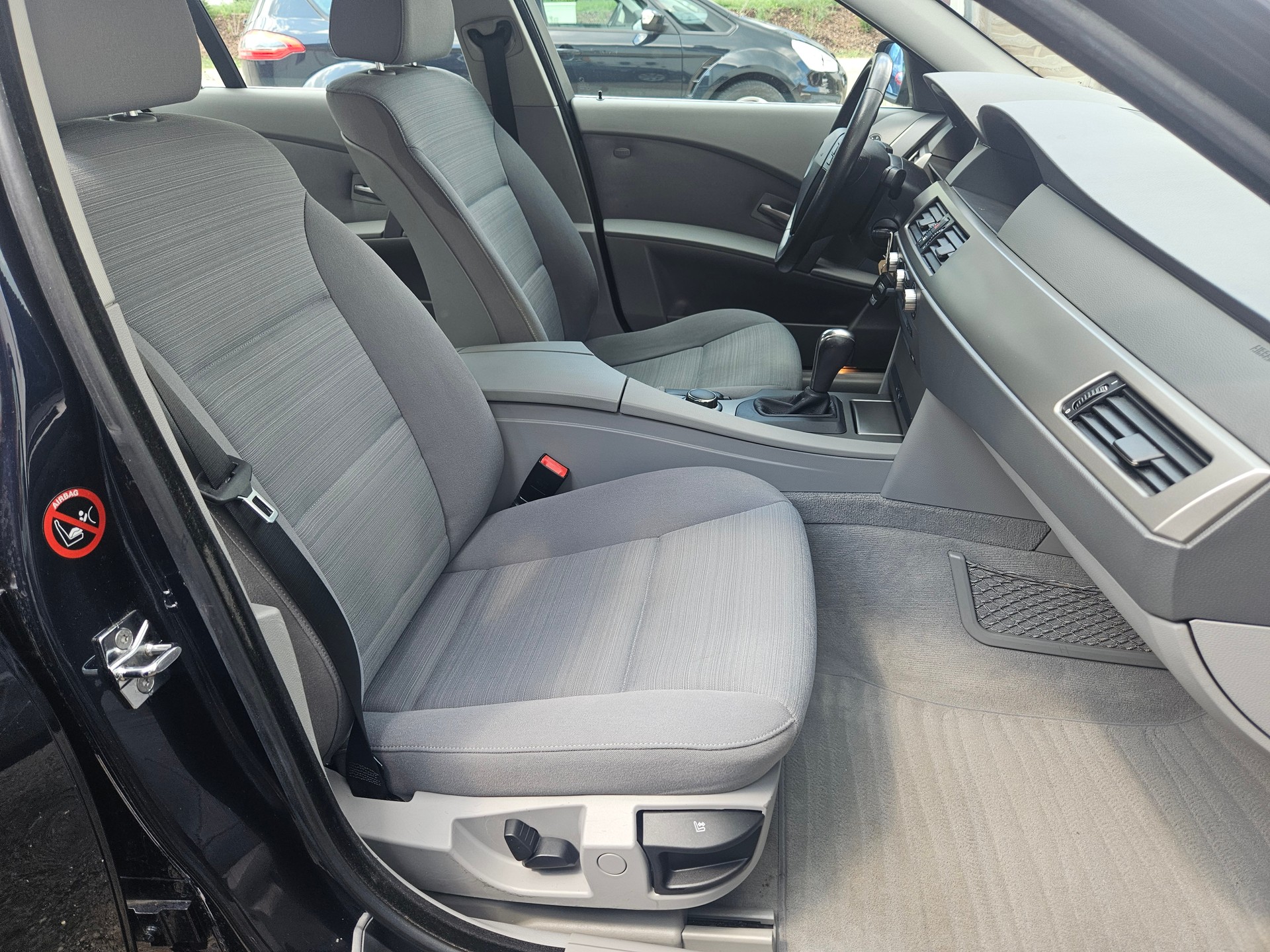 BMW 523i-image-12