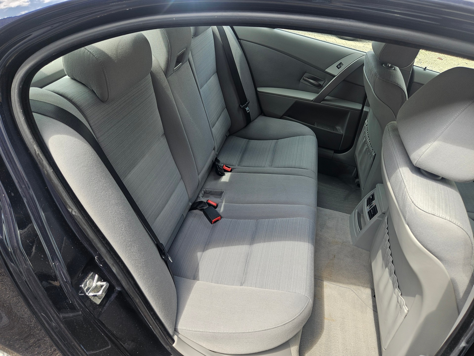 BMW 523i-image-11