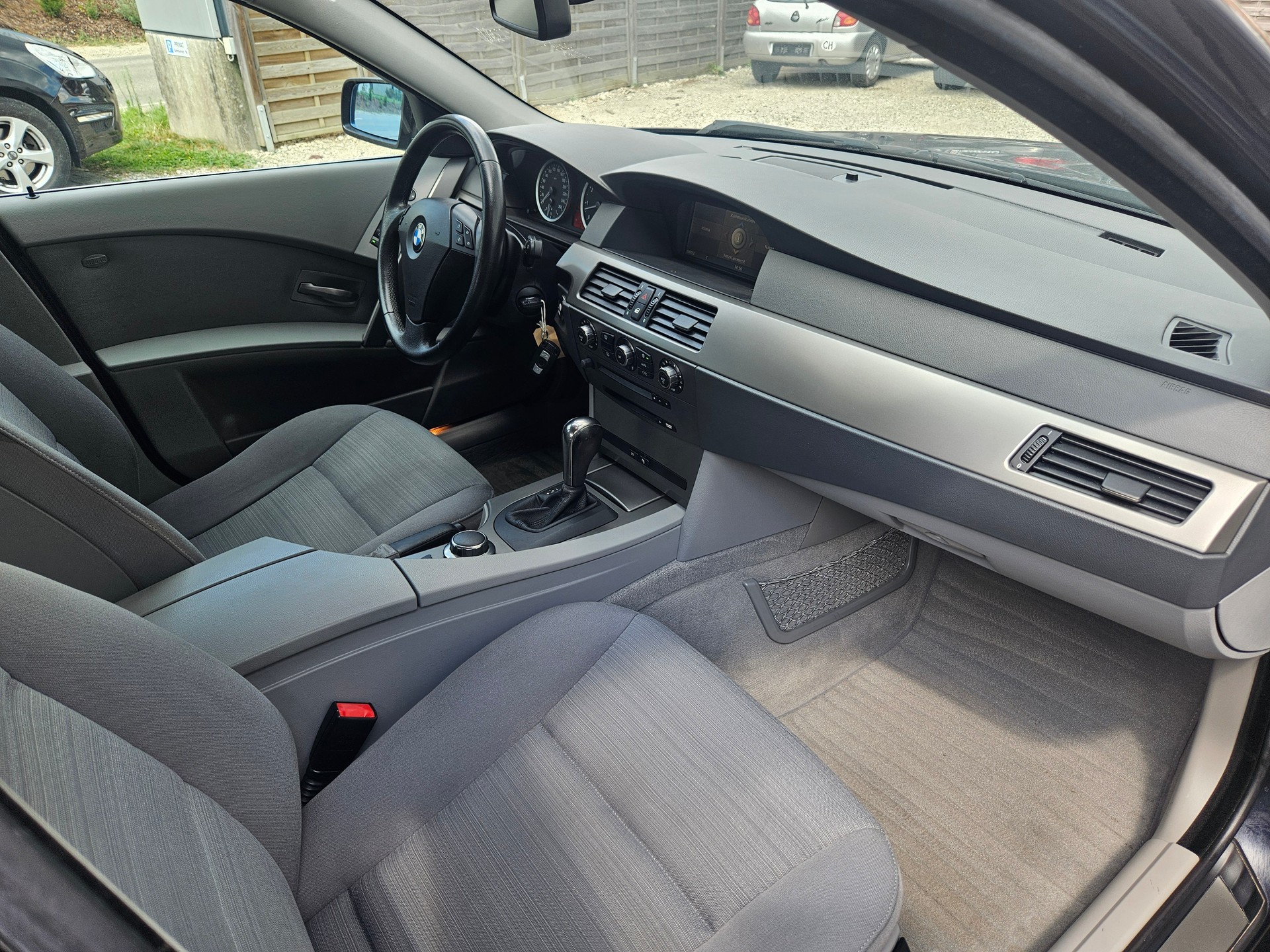 BMW 523i-image-13
