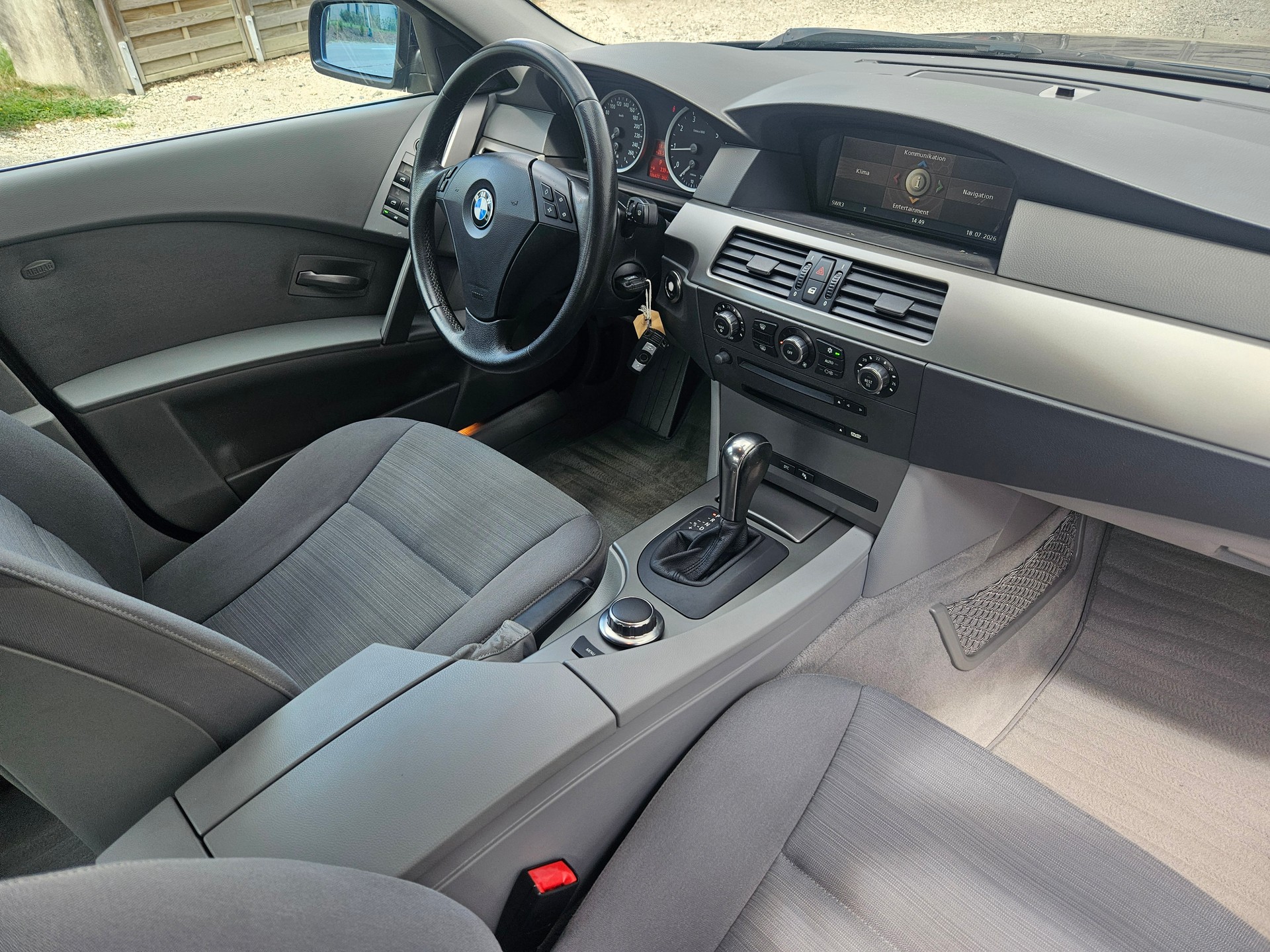 BMW 523i-image-10