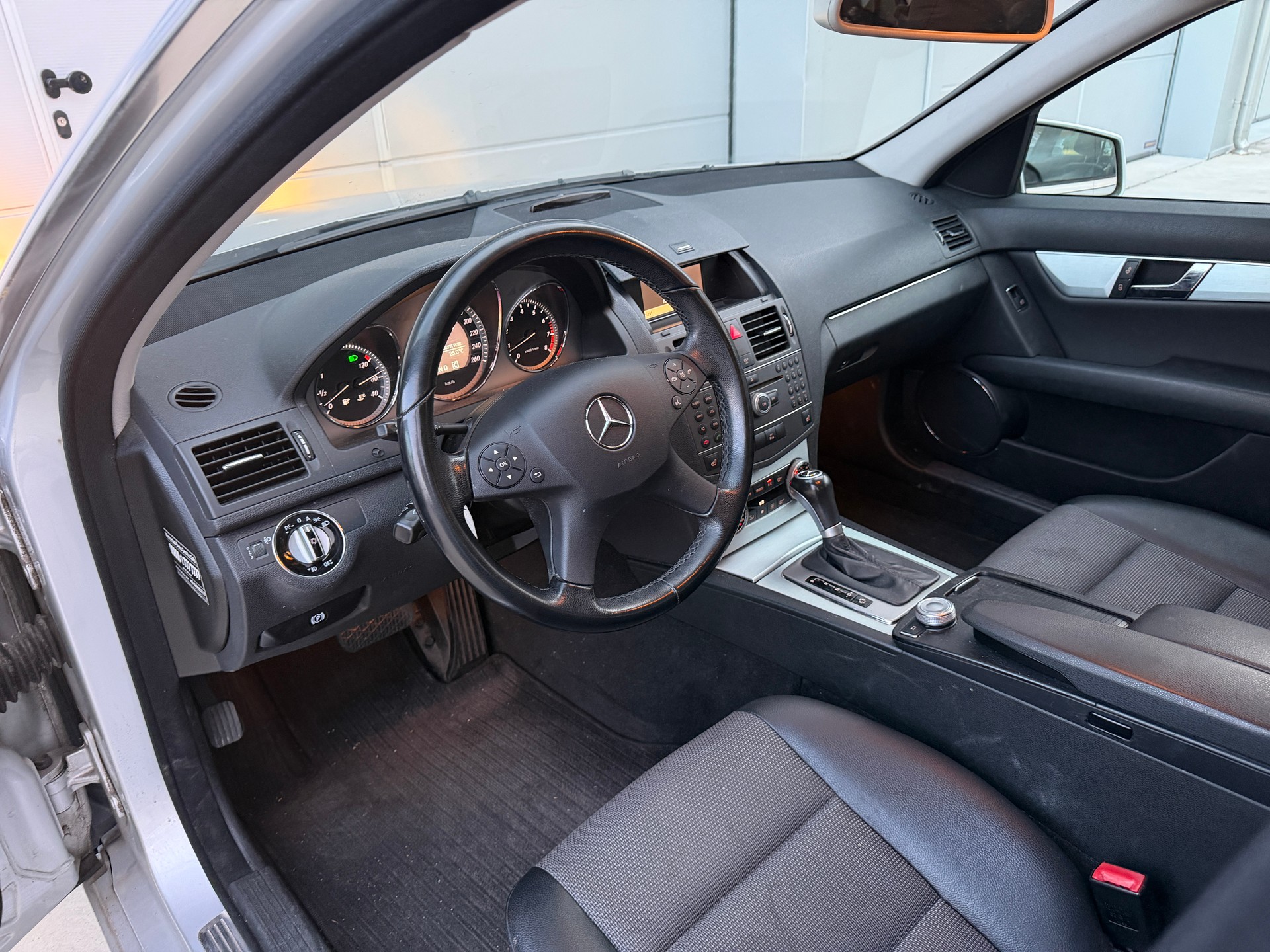 MERCEDES-BENZ C 200 CGI BlueEfficiency Elégance Automatic-image-6