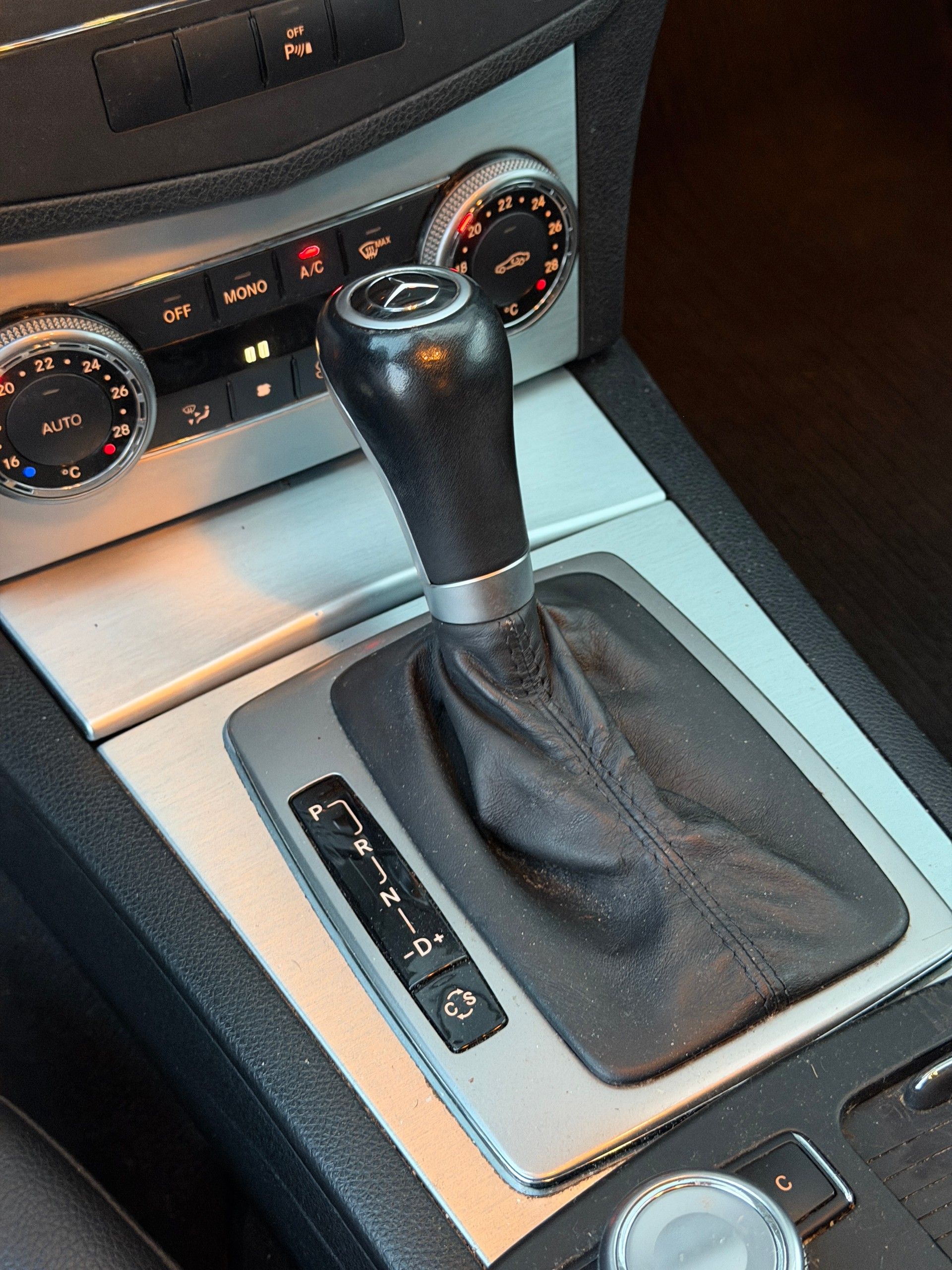 MERCEDES-BENZ C 200 CGI BlueEfficiency Elégance Automatic-image-8
