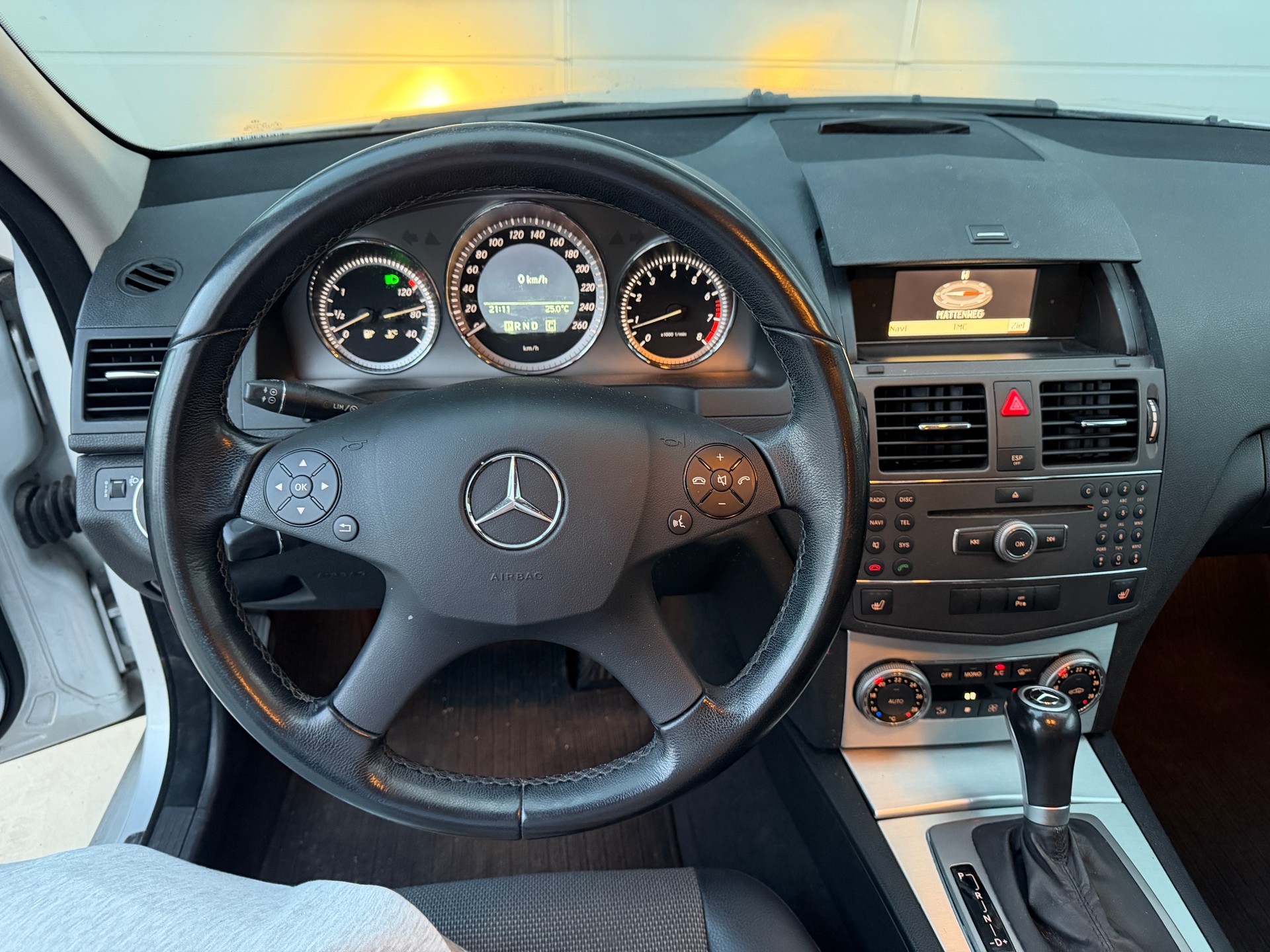 MERCEDES-BENZ C 200 CGI BlueEfficiency Elégance Automatic-image-9