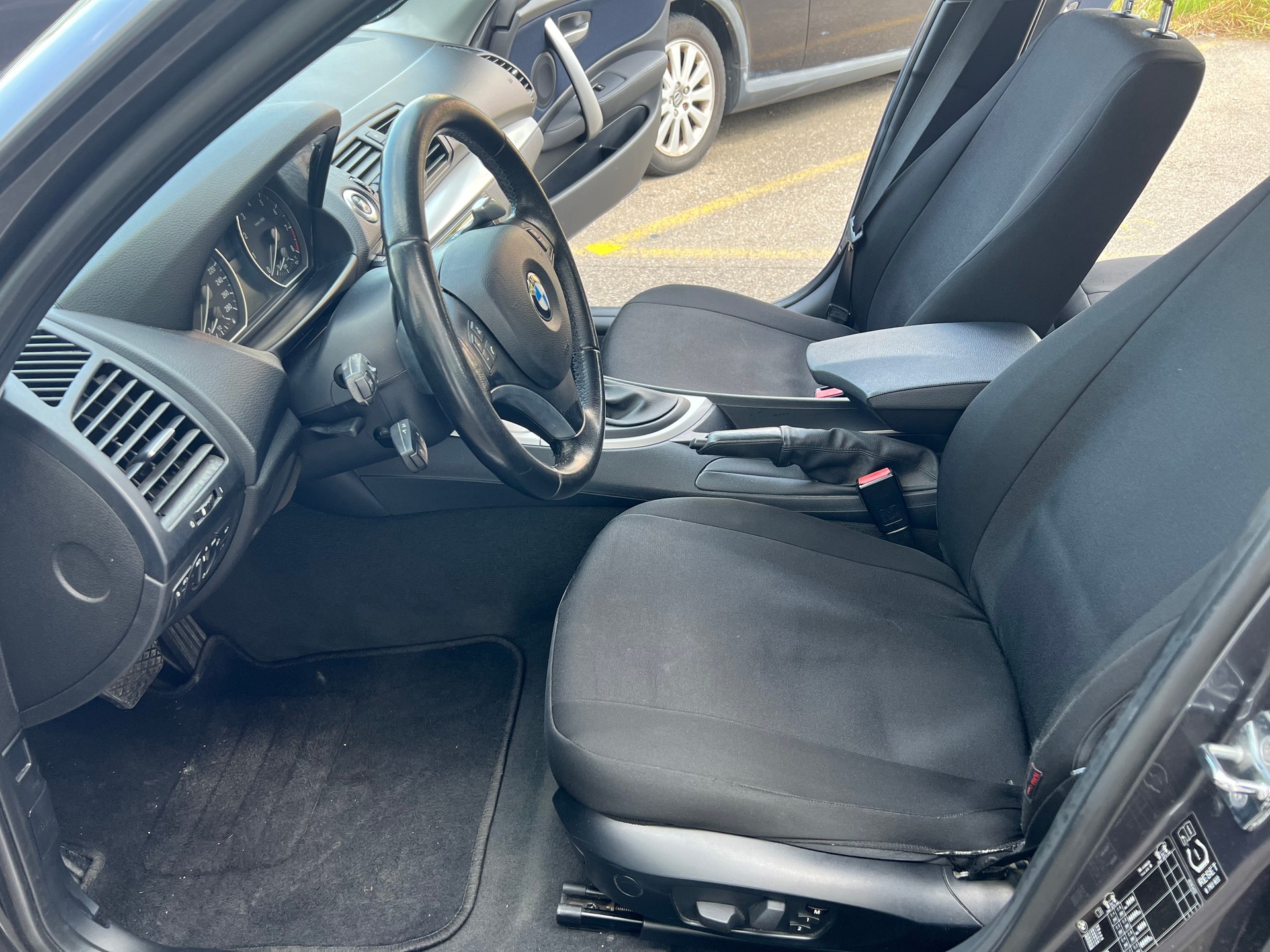 BMW 130i Steptronic-image-8