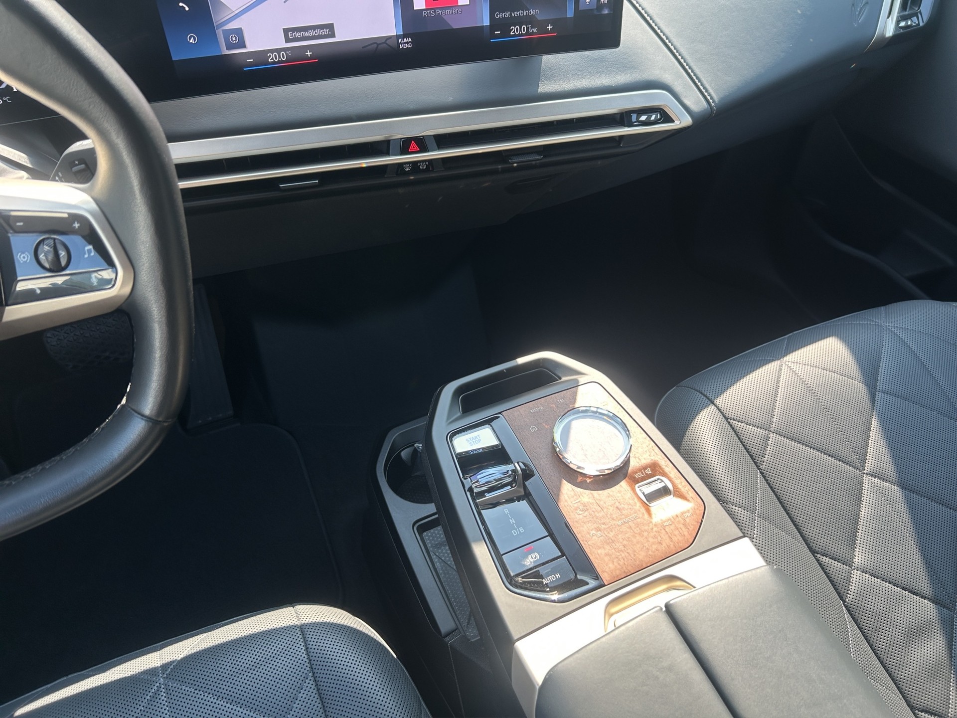 BMW iX xDrive40-image-16