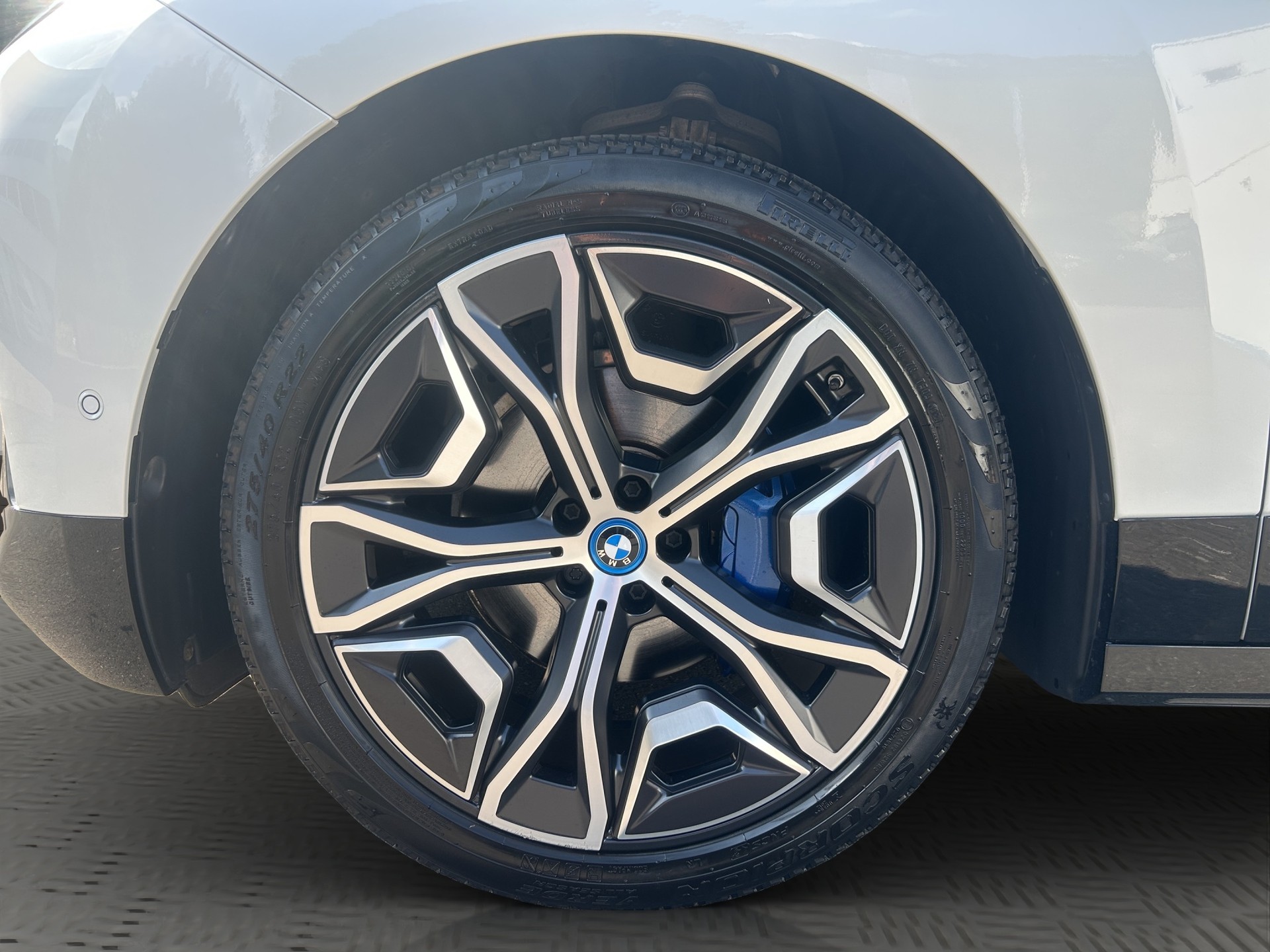 BMW iX xDrive40-image-8
