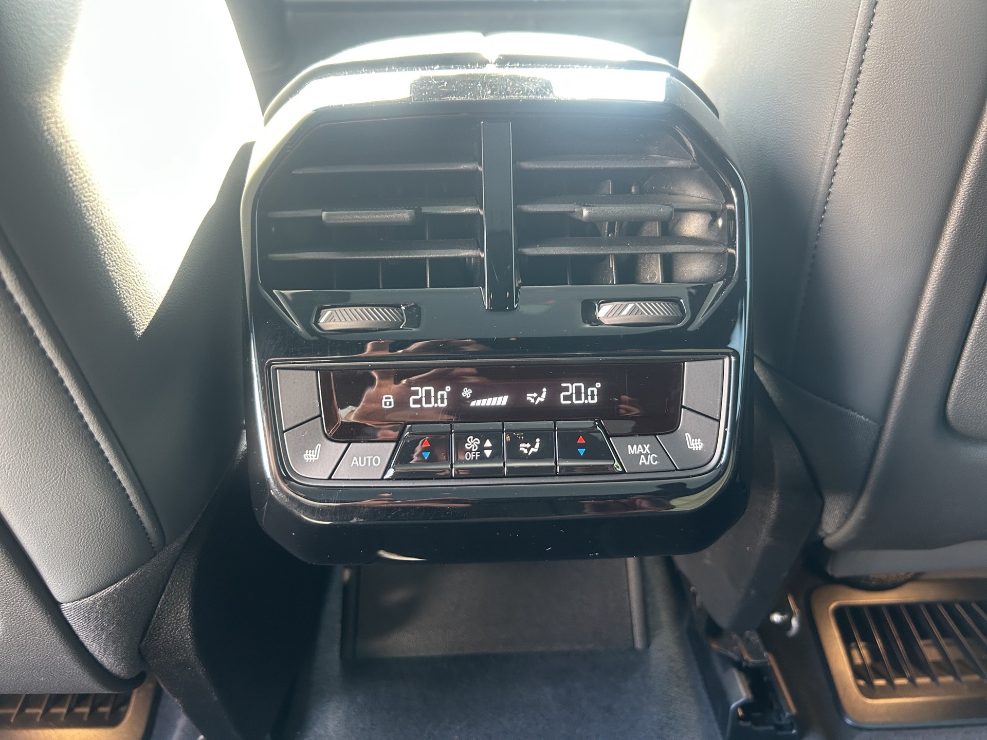 BMW iX xDrive40-image-17