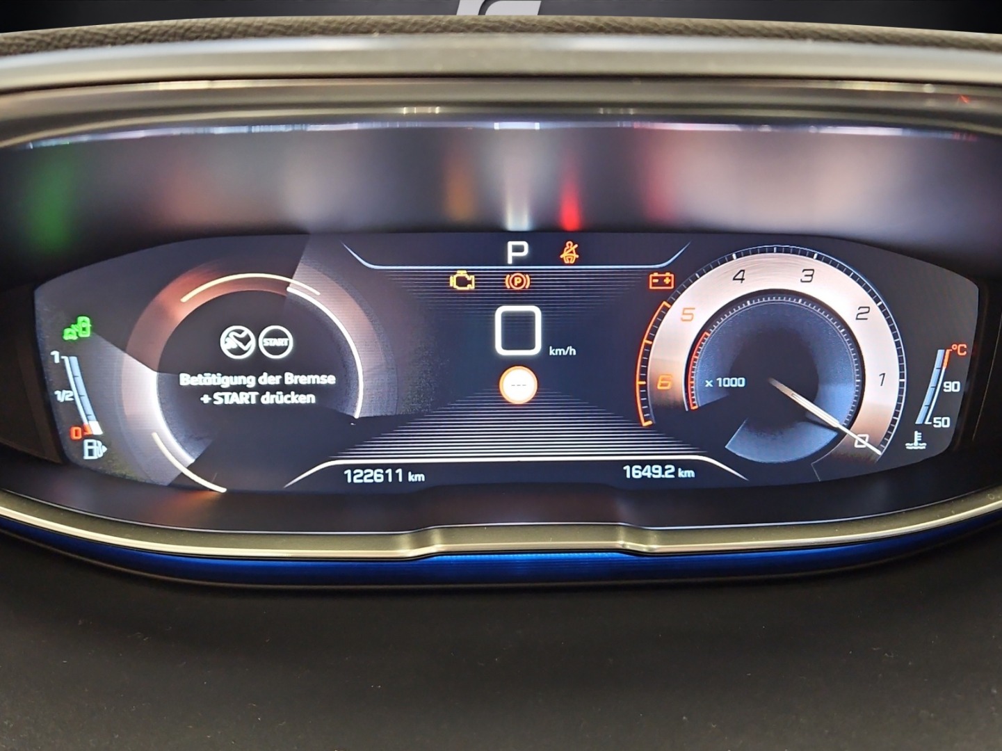 PEUGEOT 3008 2.0 BlueHDi 180 GT Line-image-13