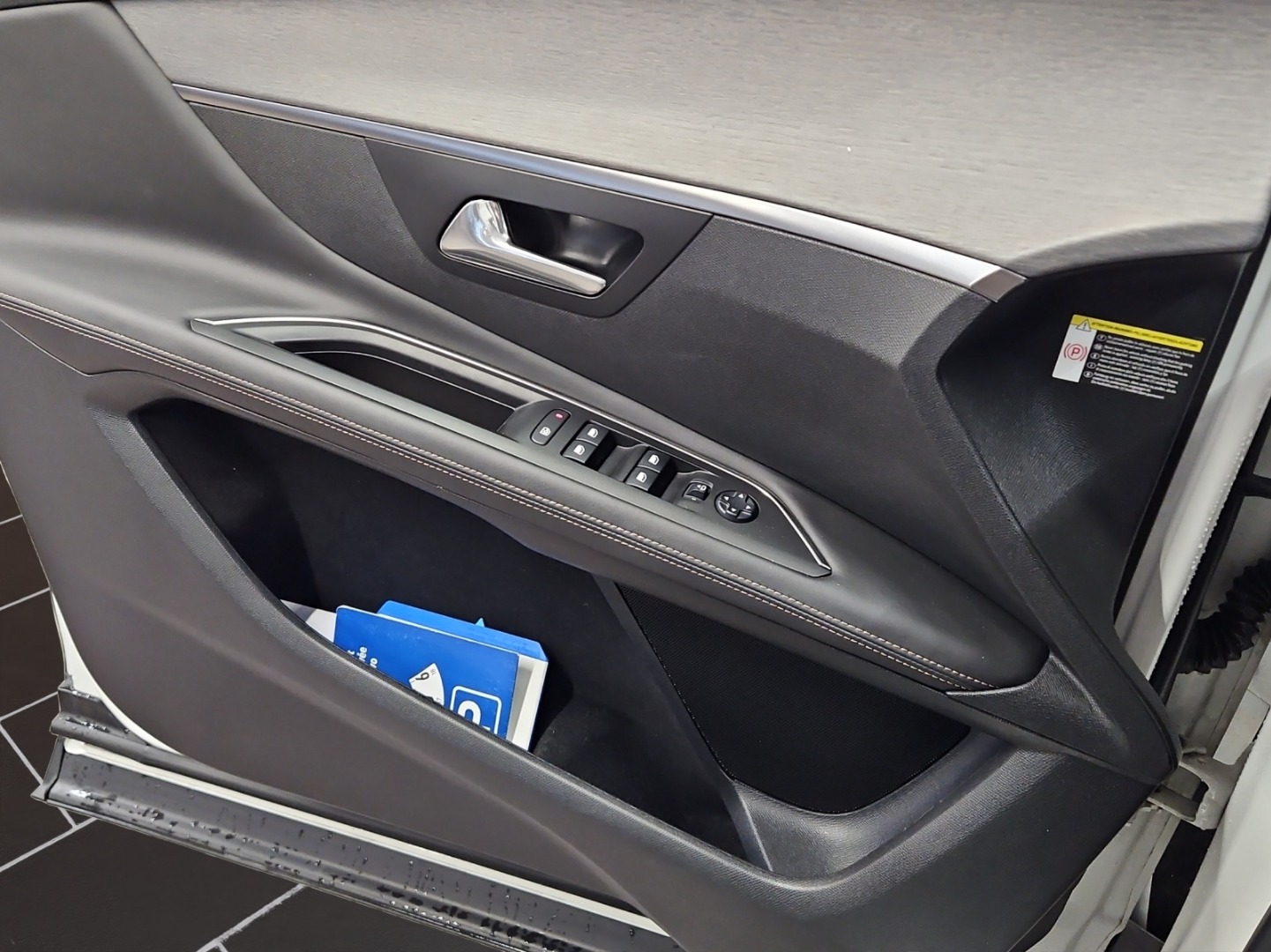 PEUGEOT 3008 2.0 BlueHDi 180 GT Line-image-14