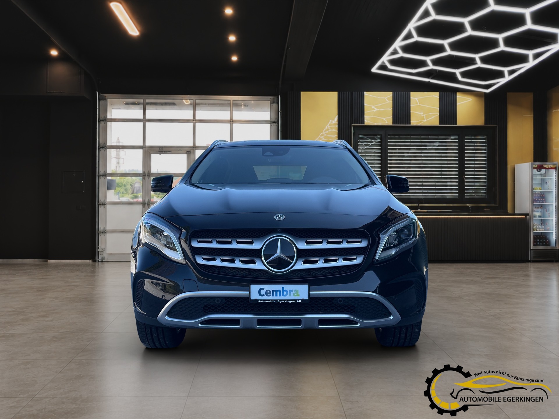 MERCEDES-BENZ GLA 250 Urban 4m-image-1