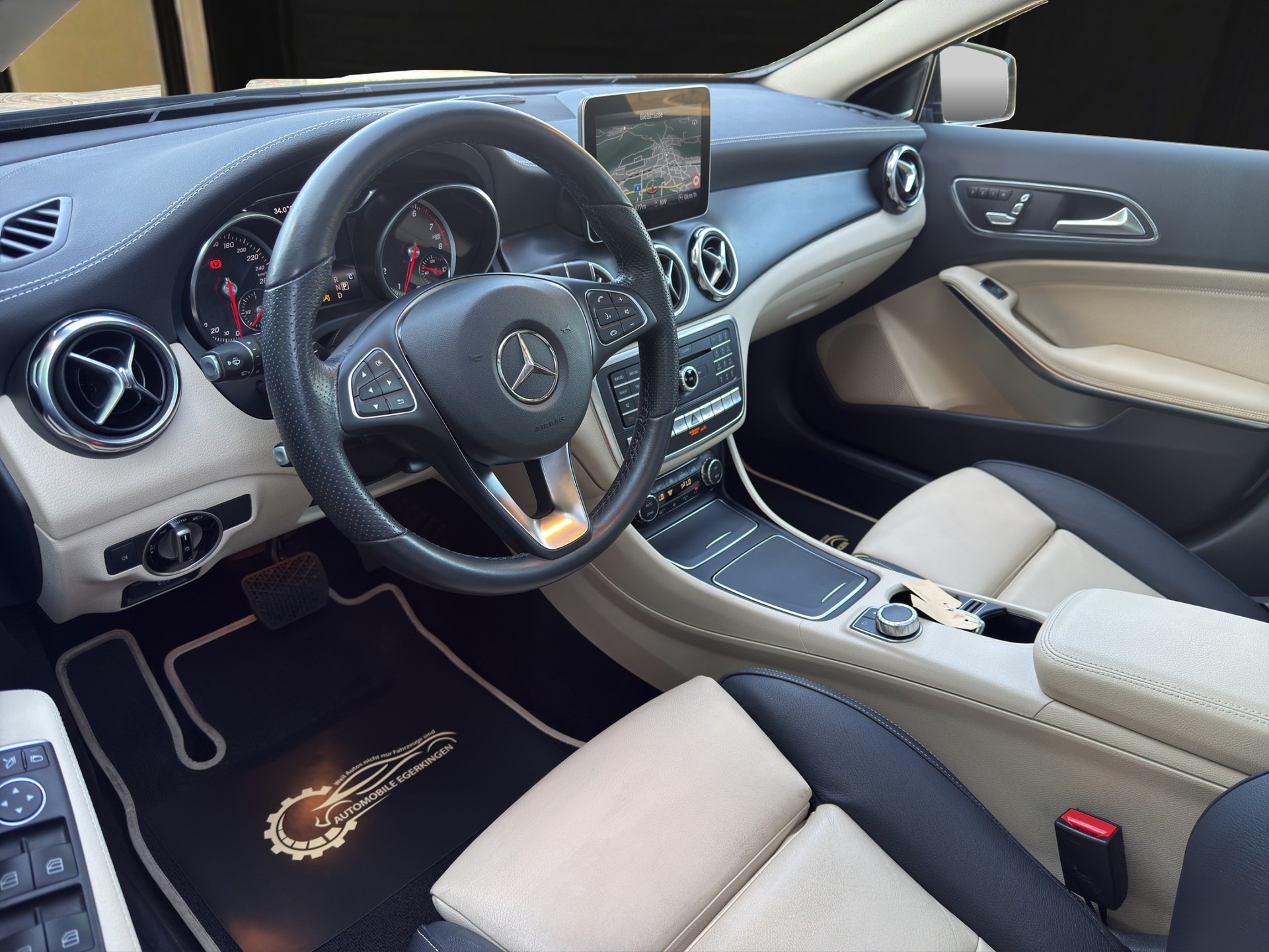 MERCEDES-BENZ GLA 250 Urban 4m-image-8