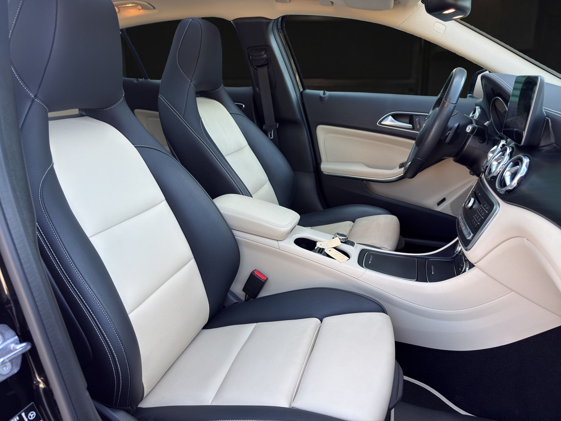MERCEDES-BENZ GLA 250 Urban 4m-image-10