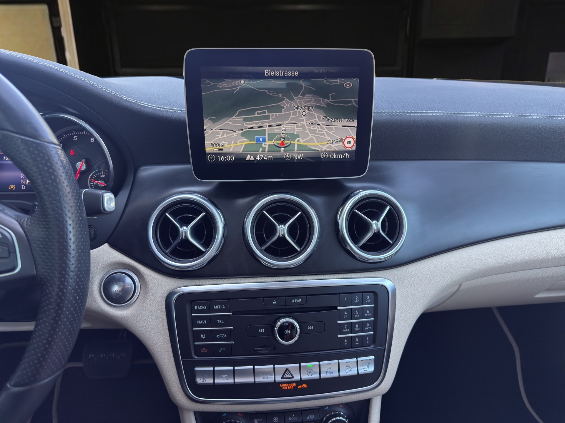 MERCEDES-BENZ GLA 250 Urban 4m-image-15