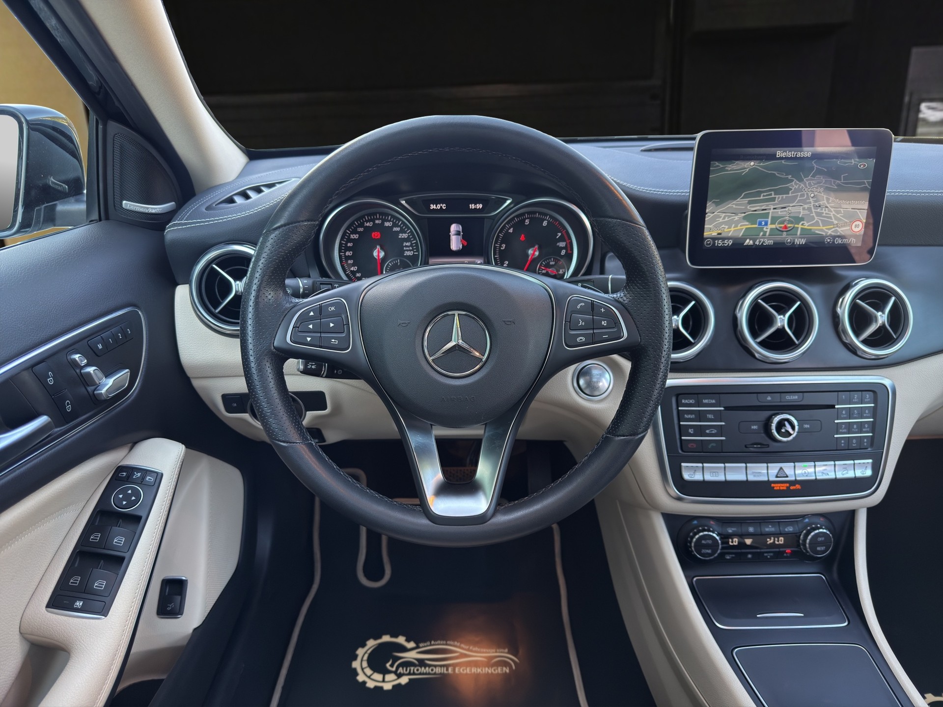 MERCEDES-BENZ GLA 250 Urban 4m-image-12