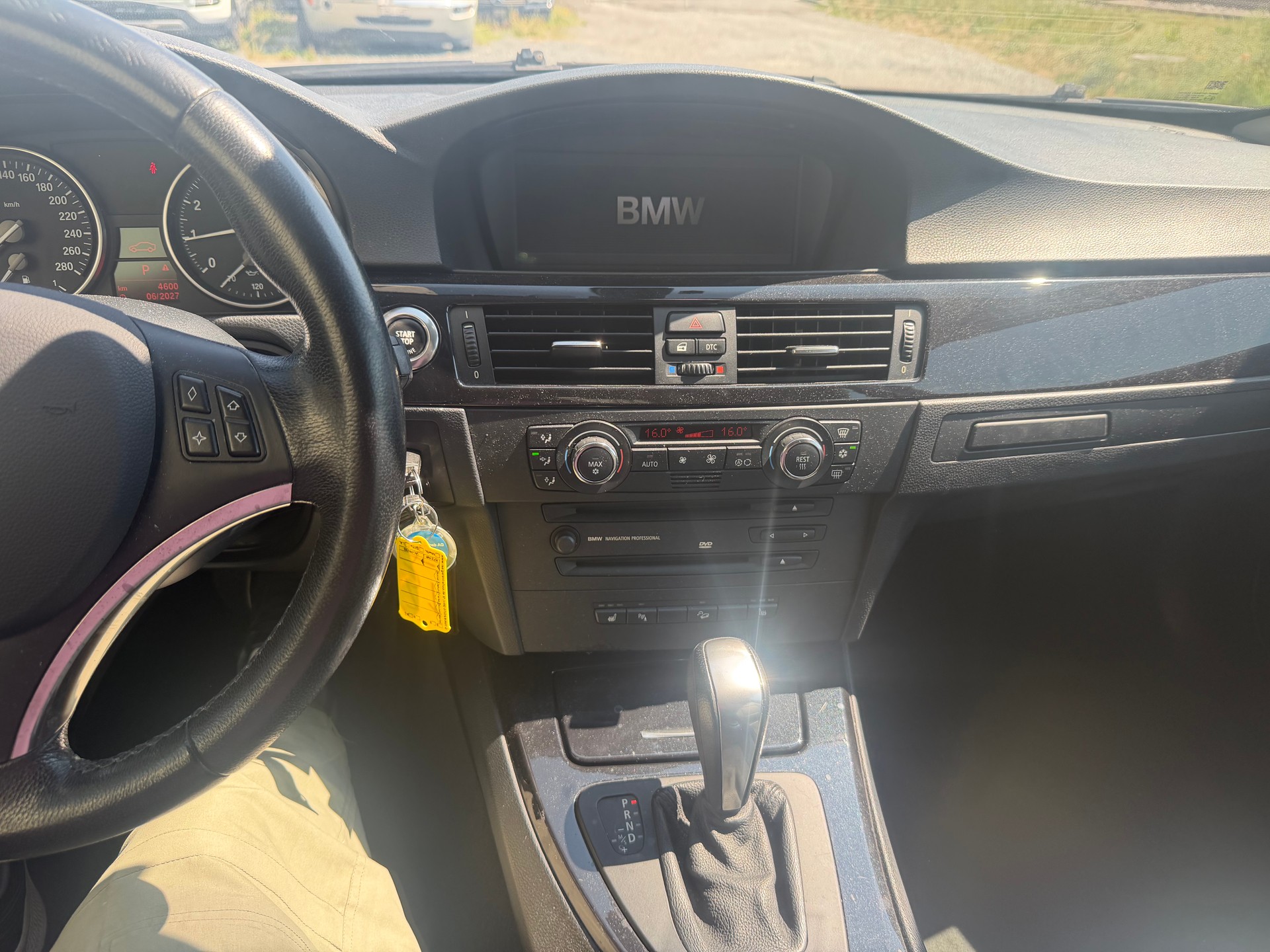 BMW 330i xDrive Coupé-image-11