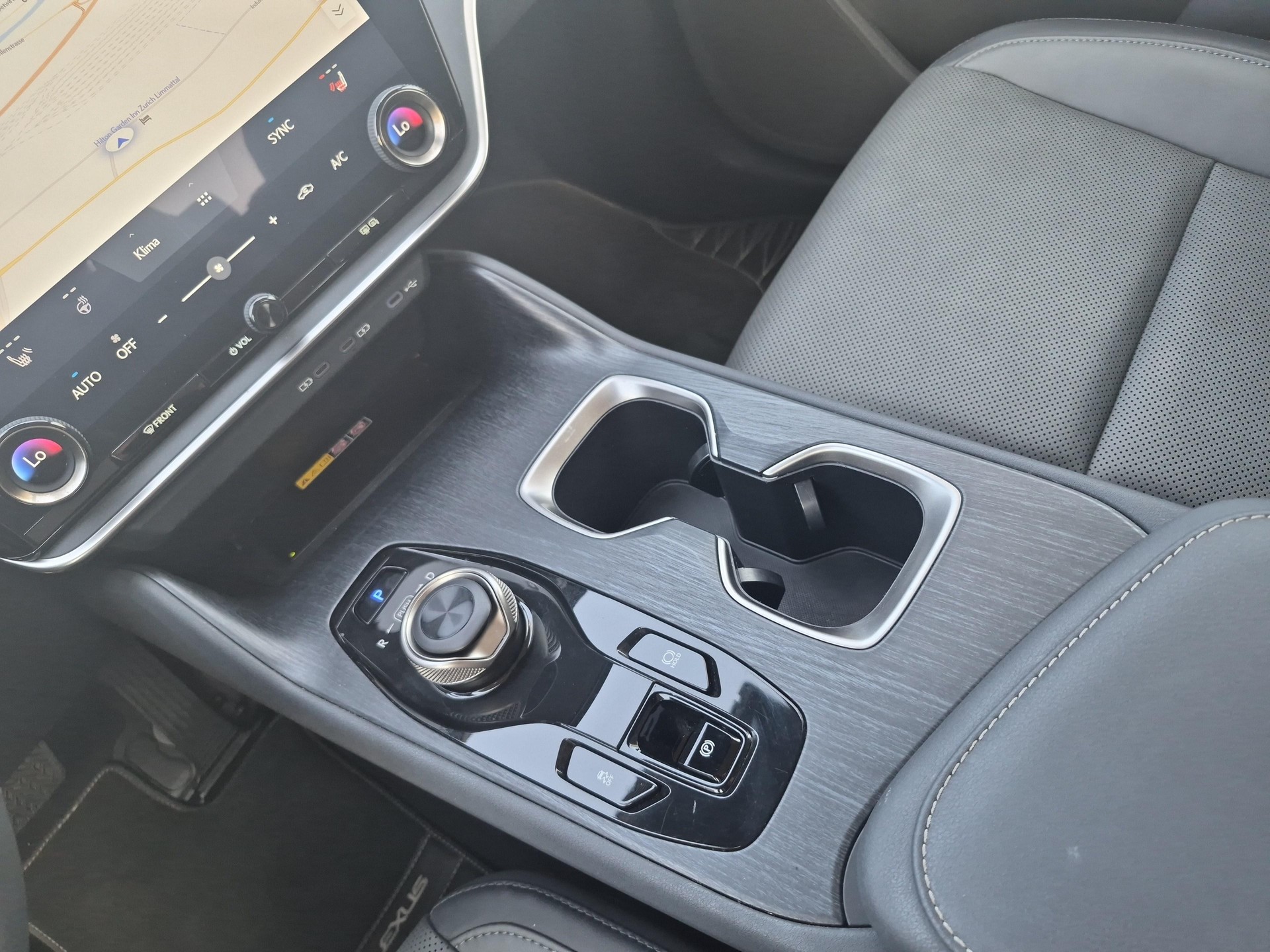 LEXUS RZ 450e Comfort-image-16