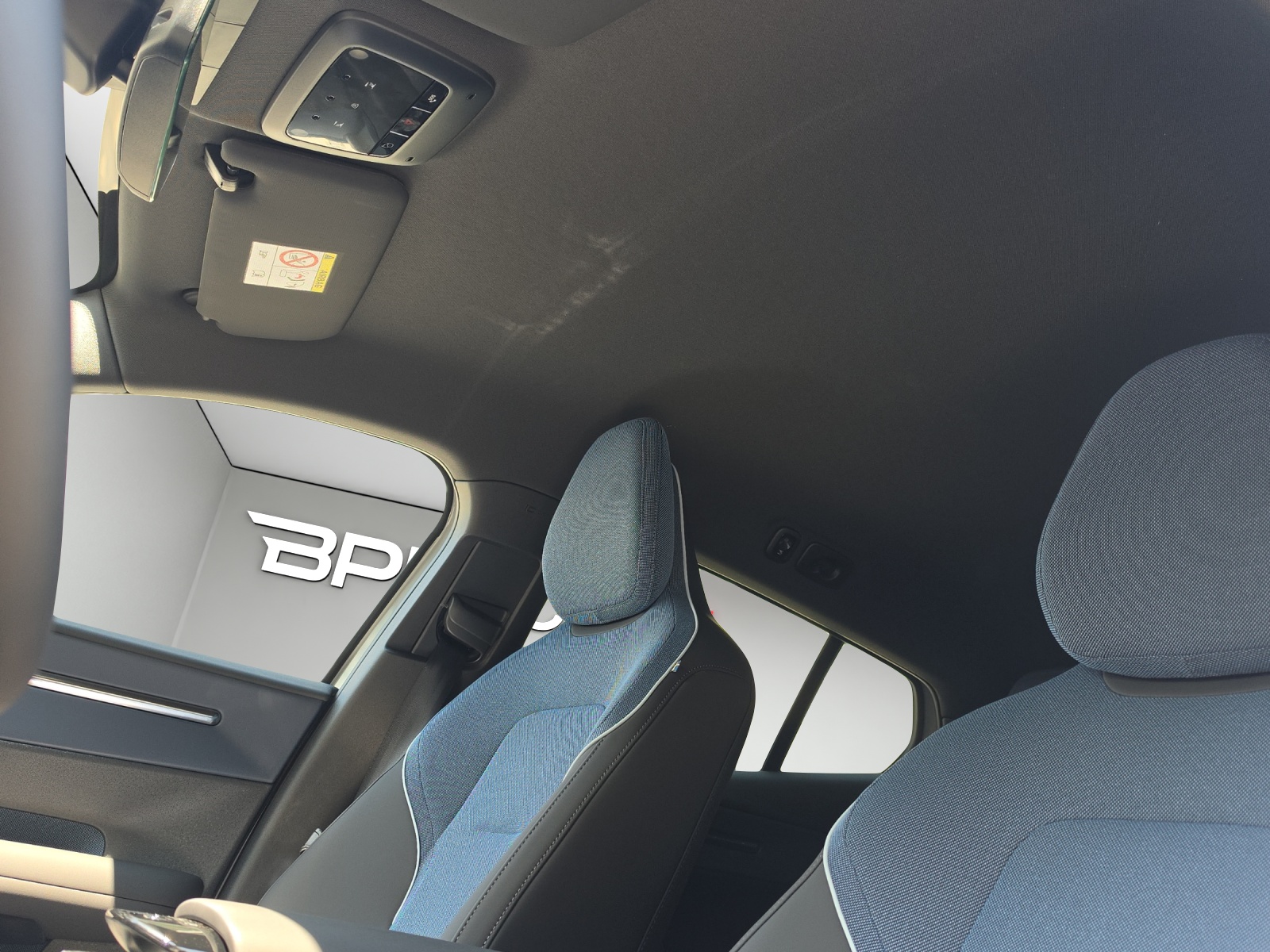 VOLVO EX30 Cross Country P8 69 kWh AWD Plus-image-14