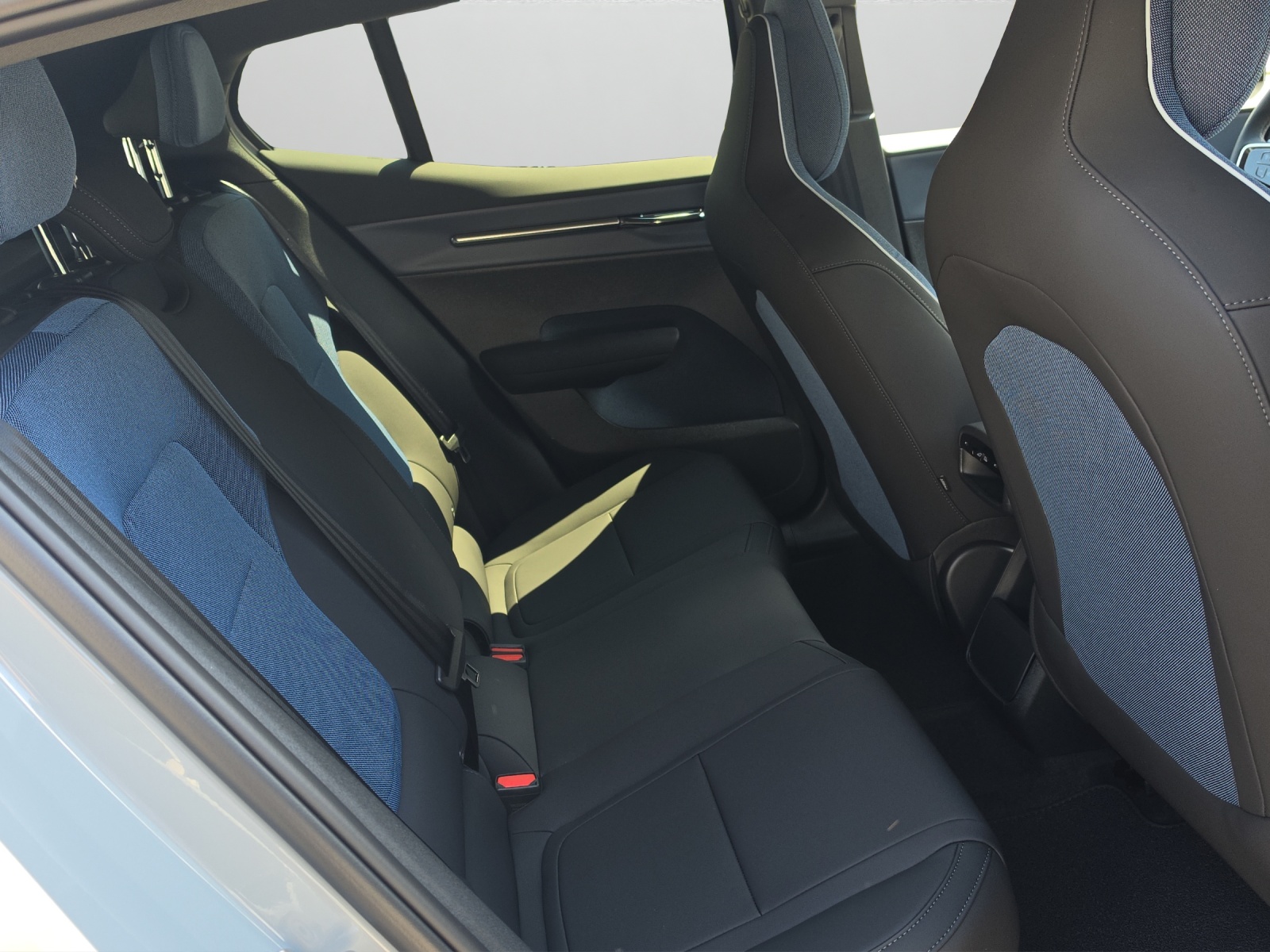 VOLVO EX30 Cross Country P8 69 kWh AWD Plus-image-15