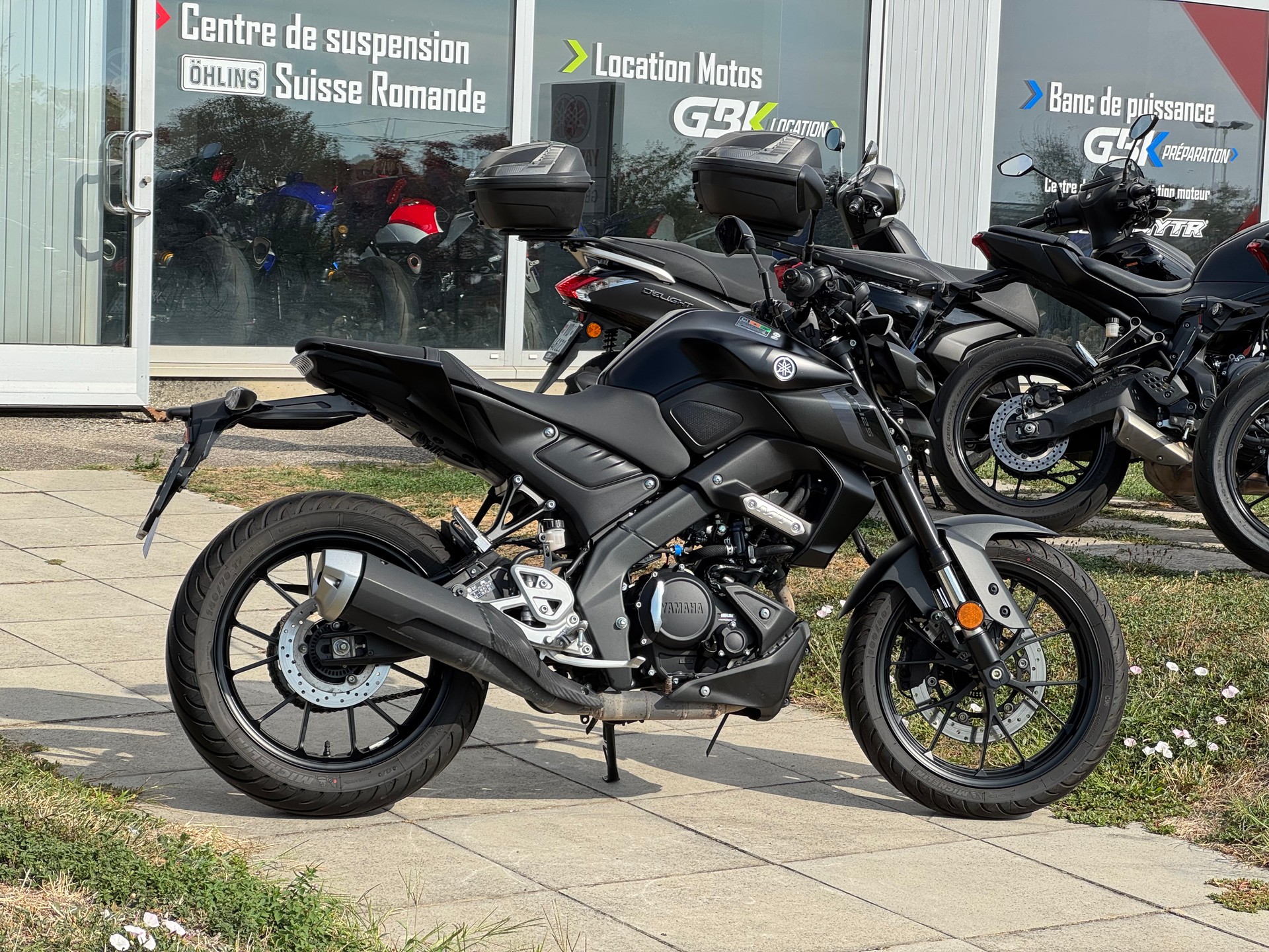 YAMAHA MT-125 ABS-showroom-element-1