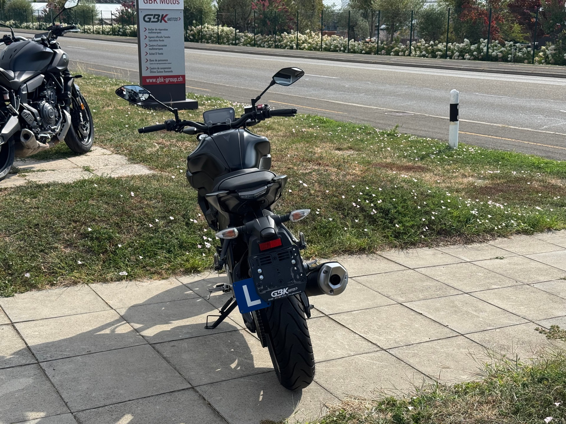 YAMAHA MT-125 ABS-showroom-element-2