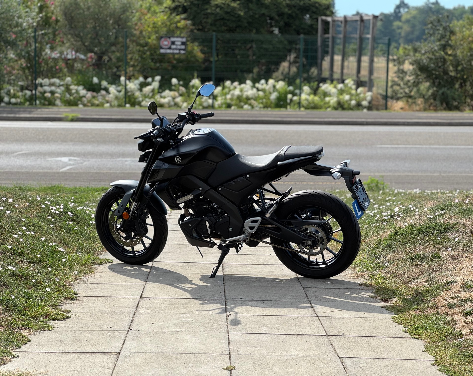 YAMAHA MT-125 ABS-showroom-element-3