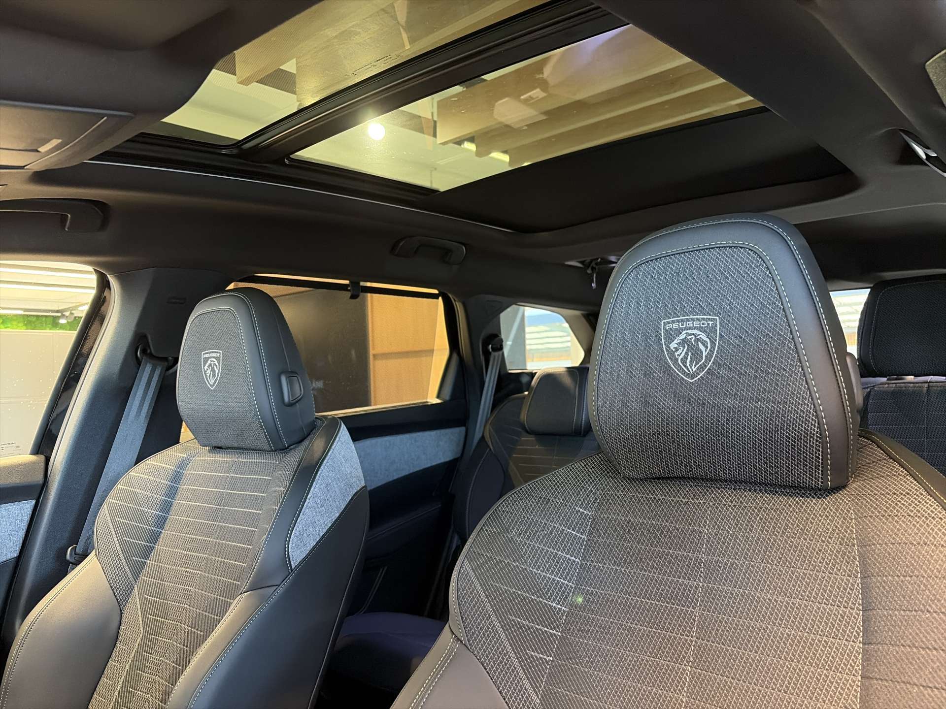 PEUGEOT 5008 145 Hybrid GT 7-Plätzer e-DCS-Automat-image-14