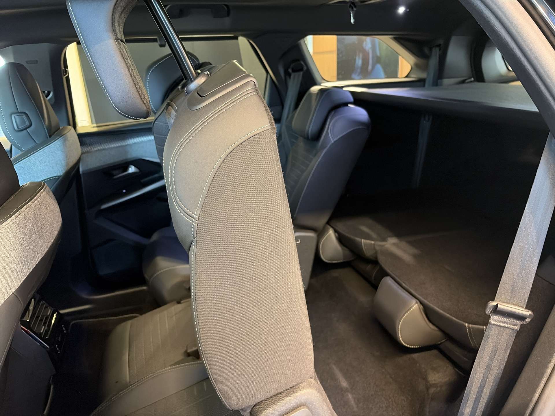 PEUGEOT 5008 145 Hybrid GT 7-Plätzer e-DCS-Automat-image-6