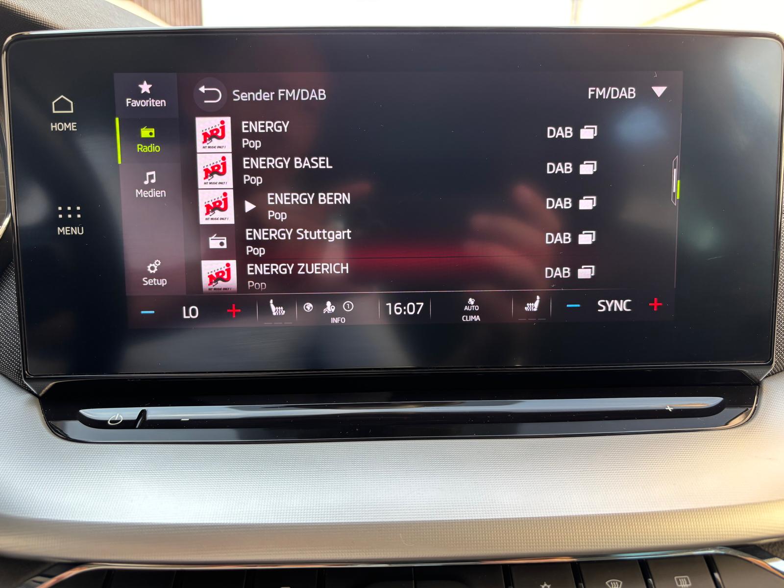 SKODA Octavia Combi 2.0 TDI DSG Ambition-image-12