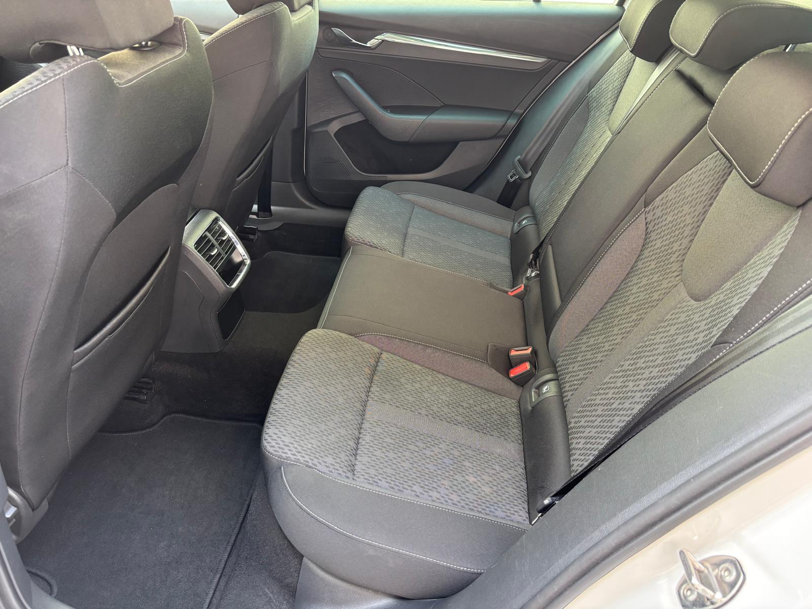 SKODA Octavia Combi 2.0 TDI DSG Ambition-image-10