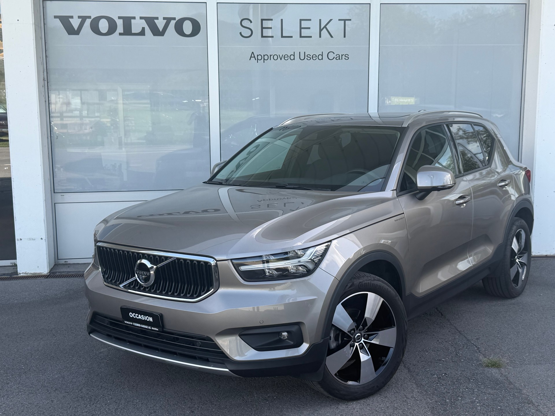 VOLVO XC40 T3 Momentum Geartronic-image-0
