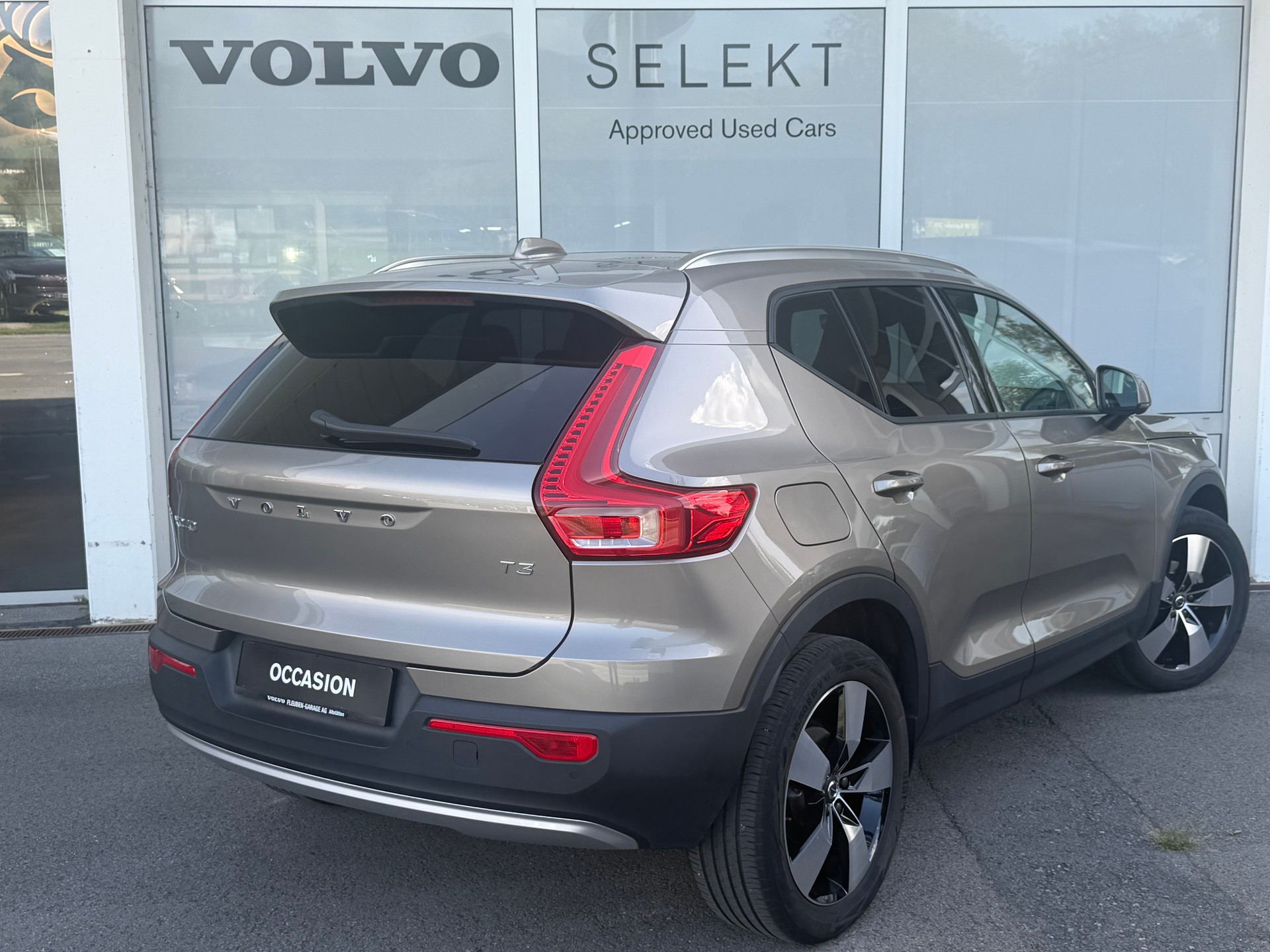 VOLVO XC40 T3 Momentum Geartronic-image-1