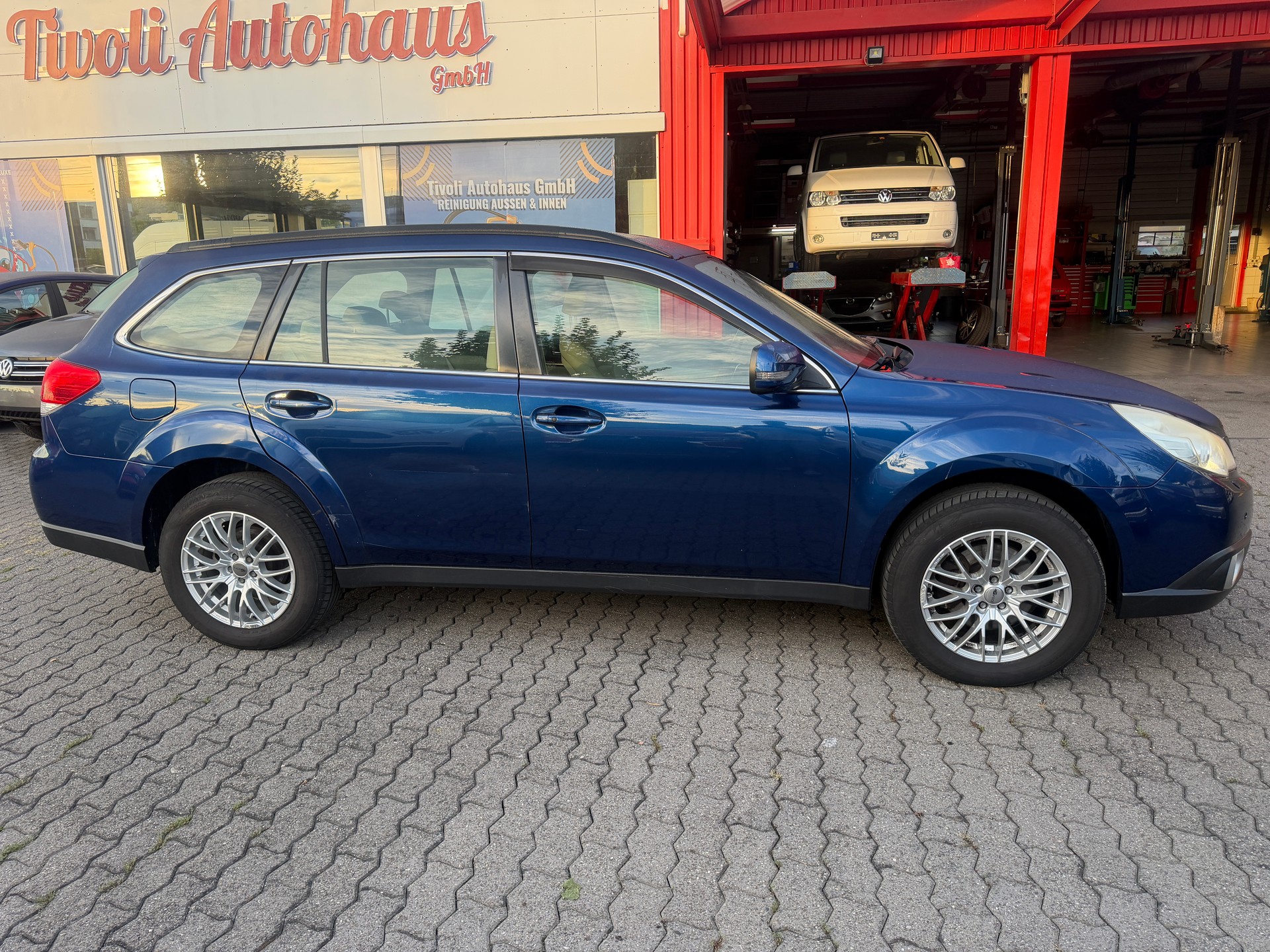 SUBARU Outback 3.6R Executive AWD Automatic-image-3