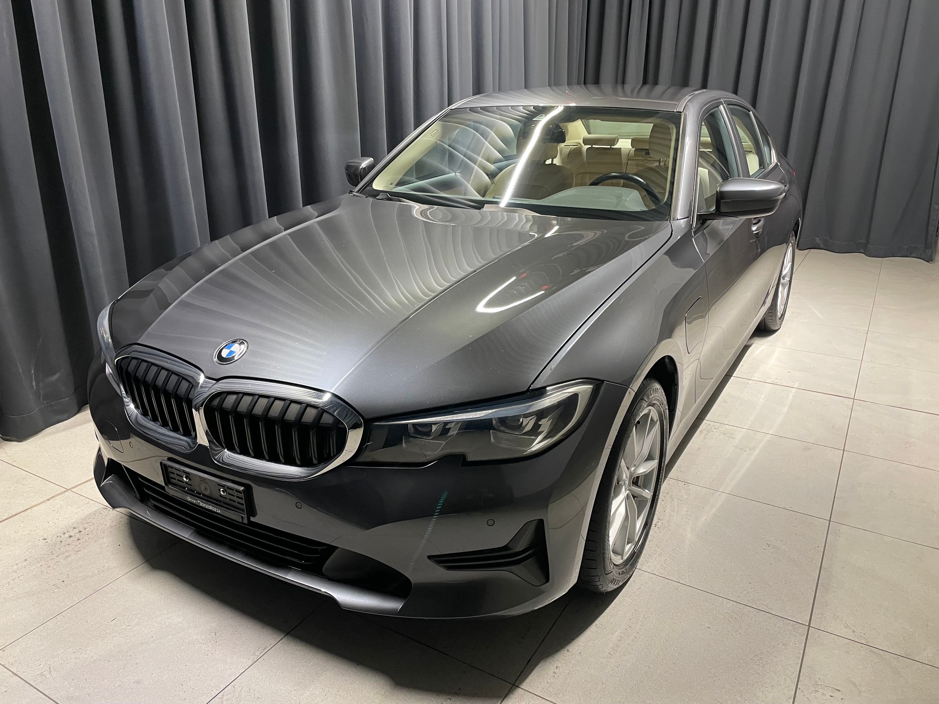 BMW 330e xDrive Steptronic (62)-image-2