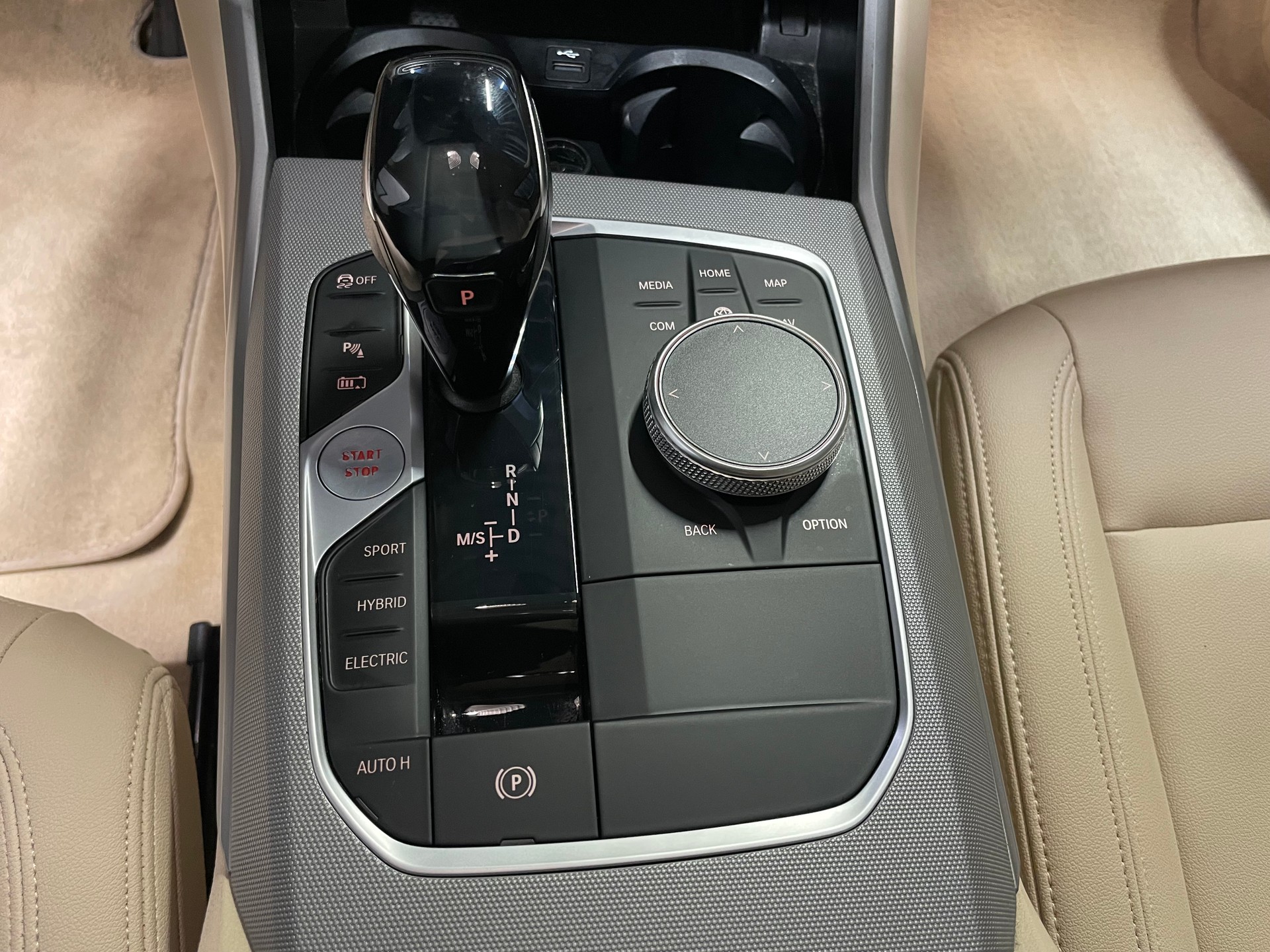 BMW 330e xDrive Steptronic (62)-image-16
