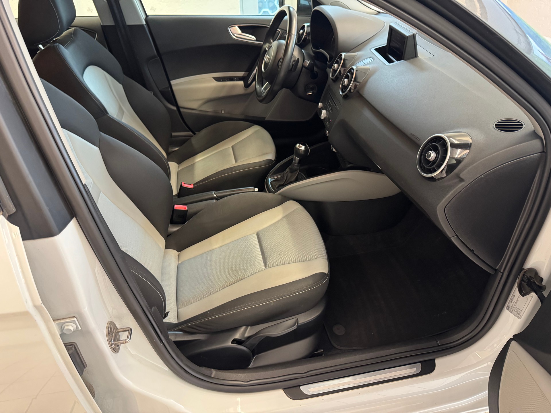 AUDI A1 Sportback 1.6 TDI Attraction DSG-image-9