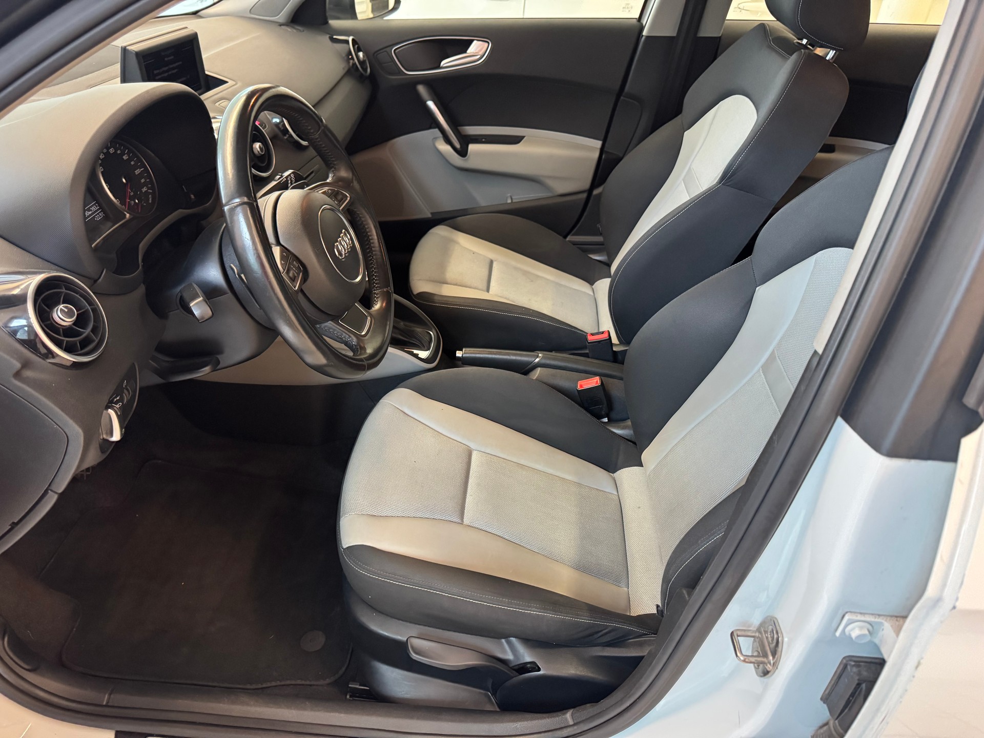 AUDI A1 Sportback 1.6 TDI Attraction DSG-image-8