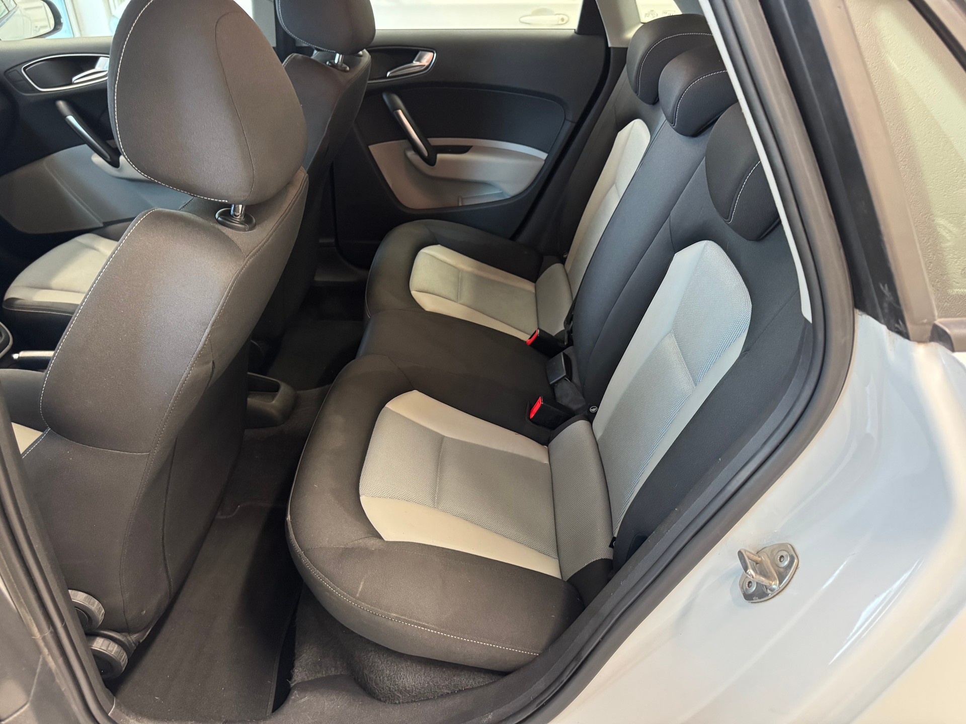 AUDI A1 Sportback 1.6 TDI Attraction DSG-image-12