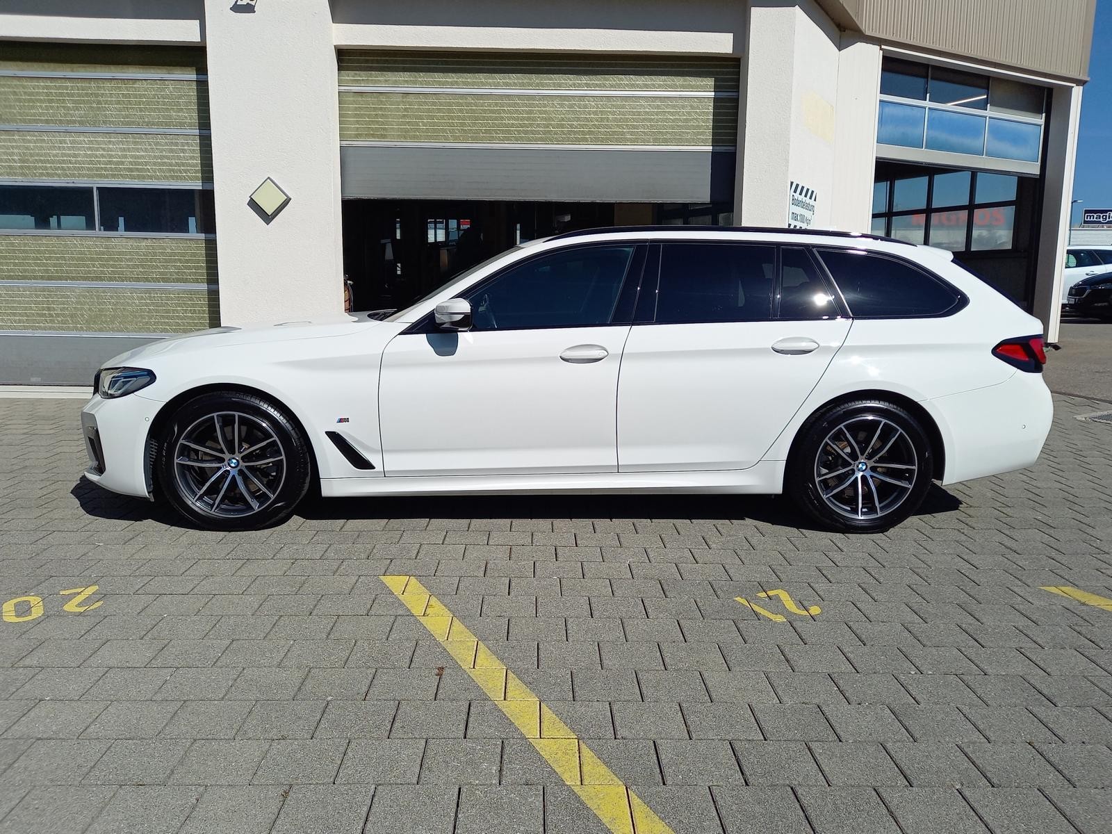 BMW 520d xDrive 48V Touring M Sport Pro Steptronic-showroom-element-2