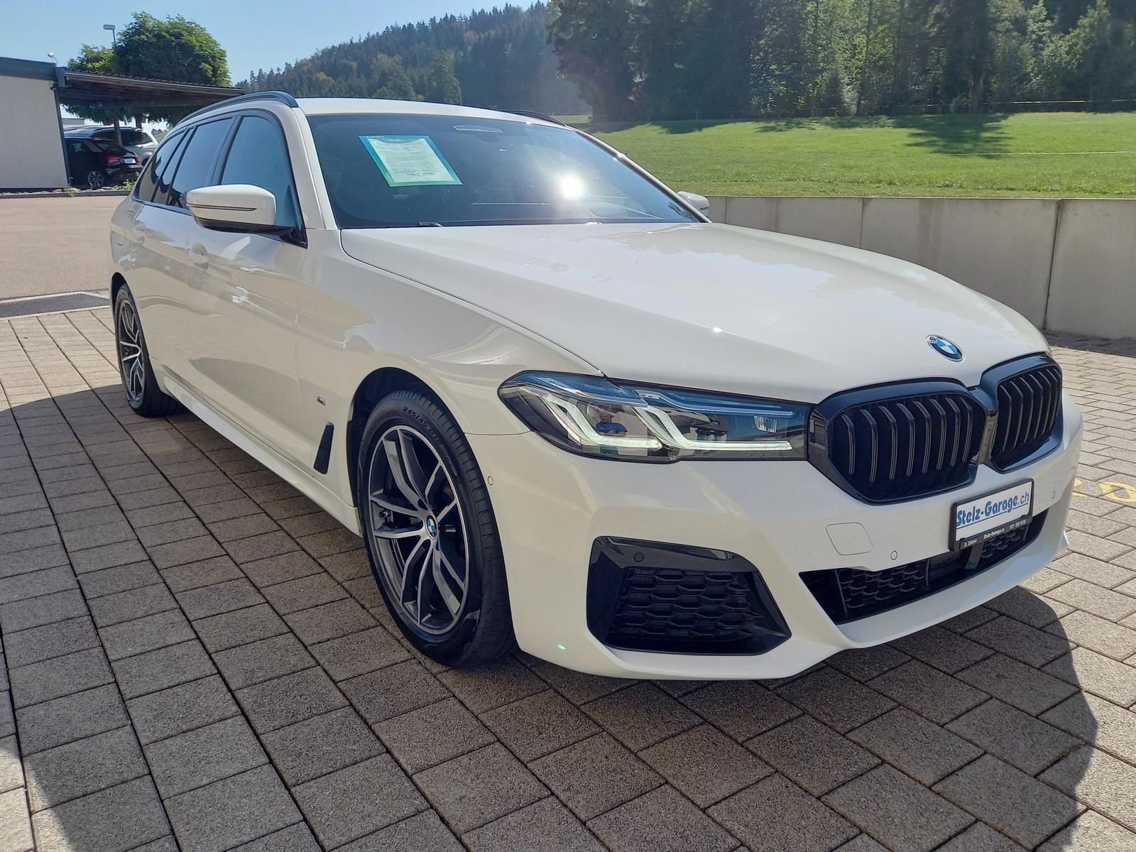 BMW 520d xDrive 48V Touring M Sport Pro Steptronic-showroom-element-3