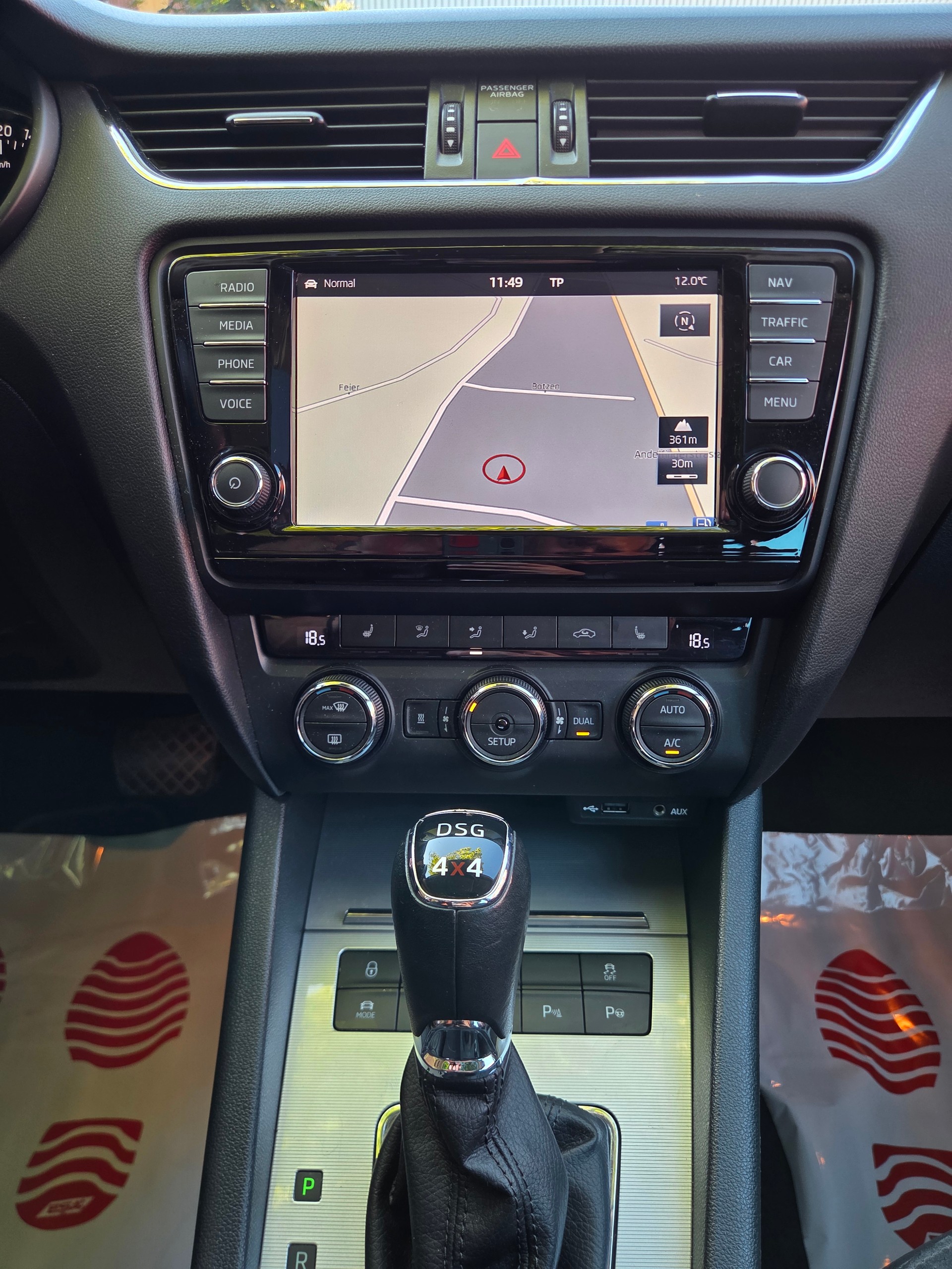 SKODA Octavia Combi 1.8 TSI Elegance 4x4 DSG-image-10