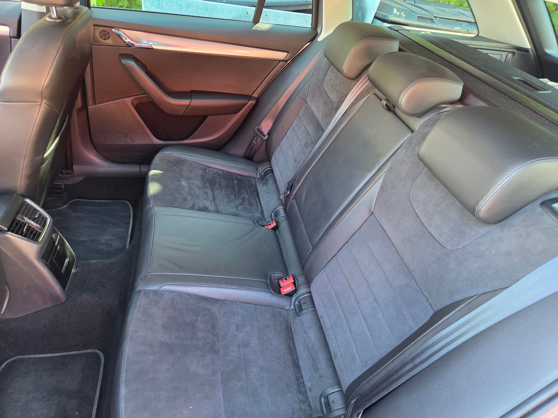 SKODA Octavia Combi 1.8 TSI Elegance 4x4 DSG-image-9