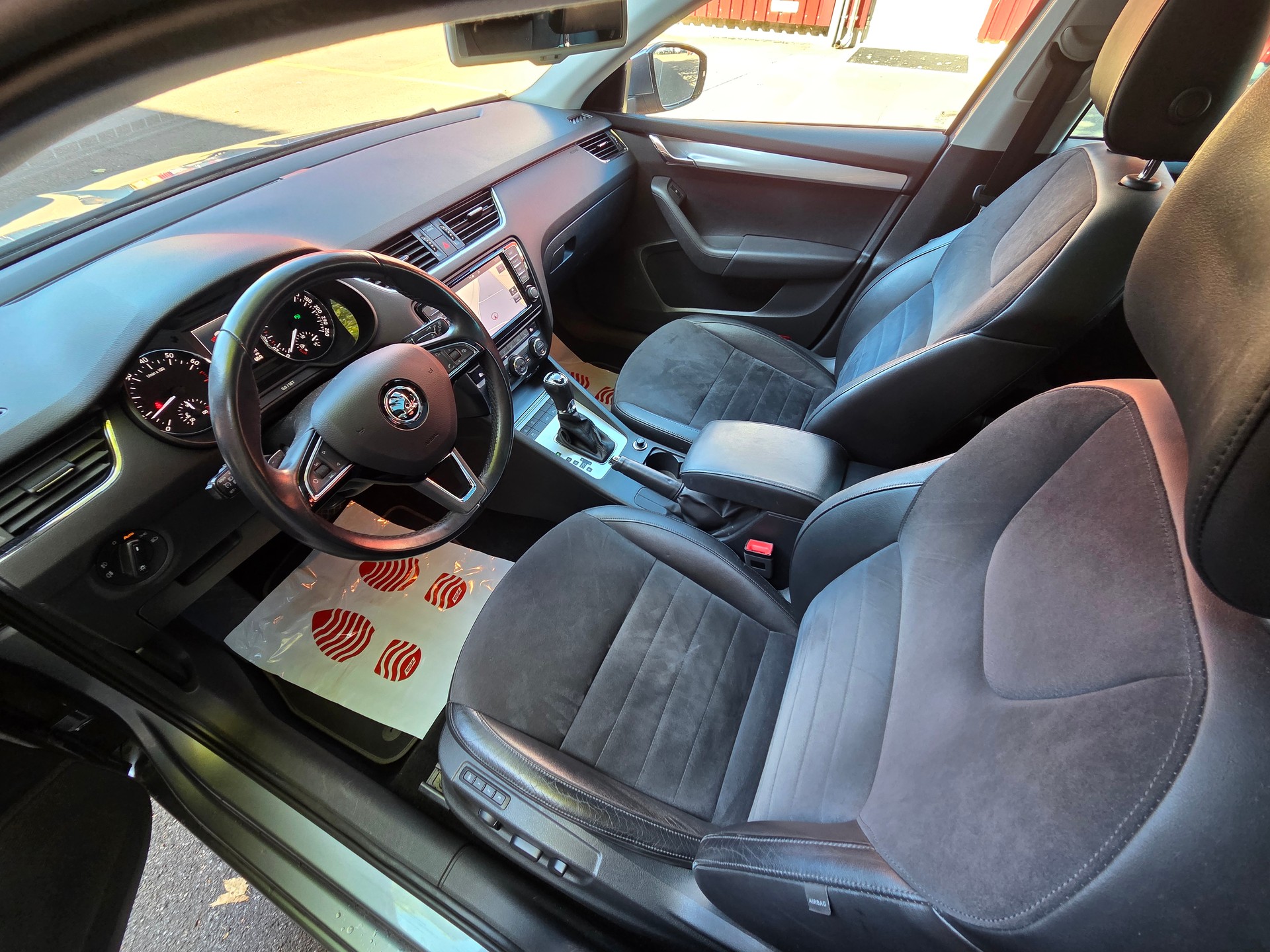 SKODA Octavia Combi 1.8 TSI Elegance 4x4 DSG-image-6