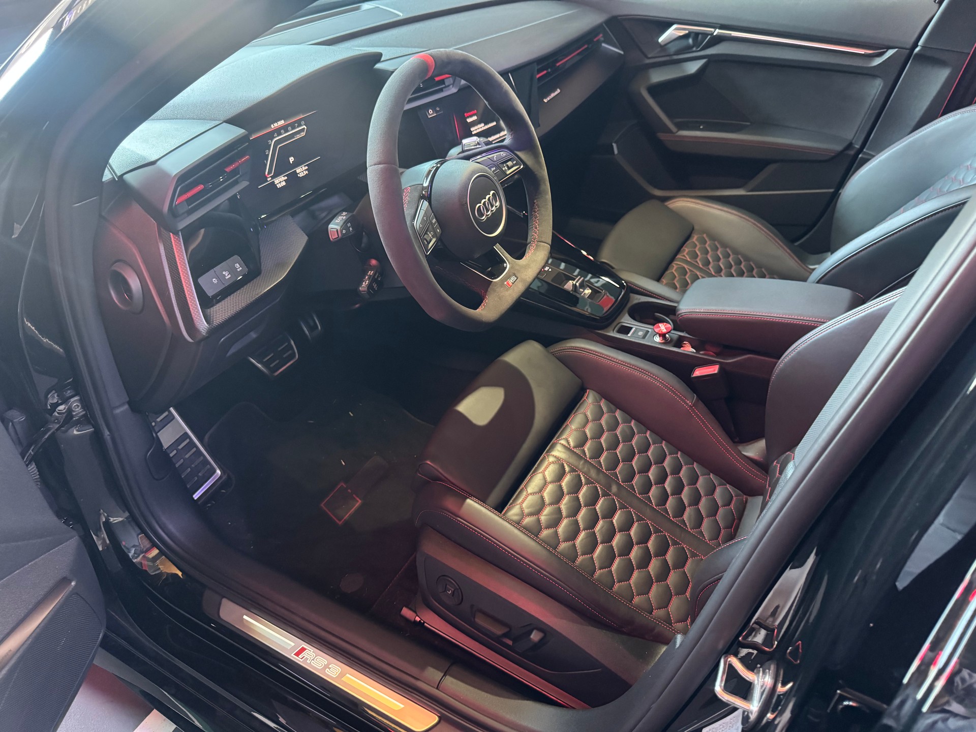AUDI RS3 Sportback 2.5 TSI quattro S-tronic-image-13
